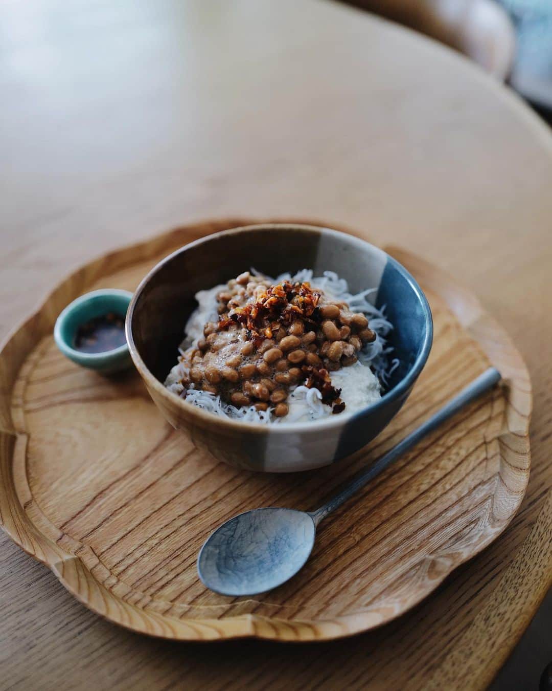 高山都さんのインスタグラム写真 - (高山都Instagram)「お茶碗半分の玄米しかなかったから、豆腐を泡立て機でふわふわにかき混ぜて、カサ増し🍚 その上にシラスと納豆とラー油。 簡単だけど、栄養も摂れて、なにより美味しい。 仕上げは、手抜きの時こそ、気分の上がる器を使うこと。 どんぶりは @magazinelee @leemarche でも販売中(セレクトさせてもらってます🙋🏻) #佐々木康弘 さんのもの。」2月28日 14時30分 - miyare38
