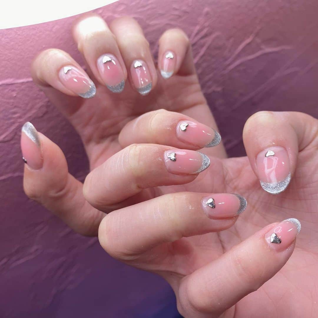 のインスタグラム：「お客様ネイル🍑🫶❤︎  チーク×マグネットフレンチ◡̈✨  じゅわっと血色◎なお爪に💕  こちらは持ち込みデザイン120分コースです🫧  ありがとうございます🪄💭  @venusbelt_official  ご予約はこちら↑のプロフィールから承っております🌙 ケアのみ、フットもお待ちしてます🐾  #venusbelt_official  #ビーナスベルト　#ワンホンネイル　#チークネイル　#マグネットフレンチ　#ピンクネイル　#ハートネイル　#春ネイル　#流行りネイル　#マグネットネイル #フラッシュネイル　#newnail #newネイル　　#渋谷ネイル　#アイブロウ　#マツエク　#まつ毛パーマ　#eyelash  #ロイッシュカラー  #カラーエクステ #ブラウンマツエク #パリジェンヌラッシュリフト #まつげパーマ #eyebrows #アイブロウwax #nails  #ネイルデザイン #トレンドネイル #shibuya #サブスク」