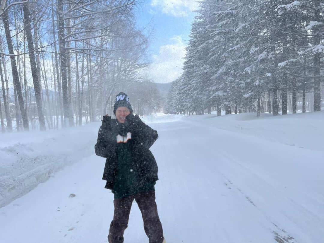 有沢雪さんのインスタグラム写真 - (有沢雪Instagram)「雪景色にはしゃいでたら、地元でしょってツッコミ必ずされる🤣  #いいじゃない嬉しいんだから🤣 #見事に吹雪顔面直撃 #快晴最高 #北海道旅行」2月28日 14時37分 - xx_snow_oo