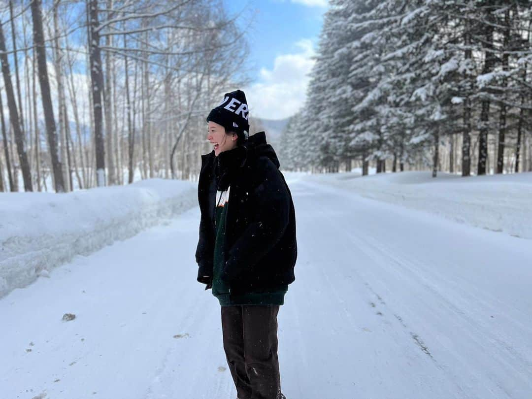 有沢雪のインスタグラム：「雪景色にはしゃいでたら、地元でしょってツッコミ必ずされる🤣  #いいじゃない嬉しいんだから🤣 #見事に吹雪顔面直撃 #快晴最高 #北海道旅行」