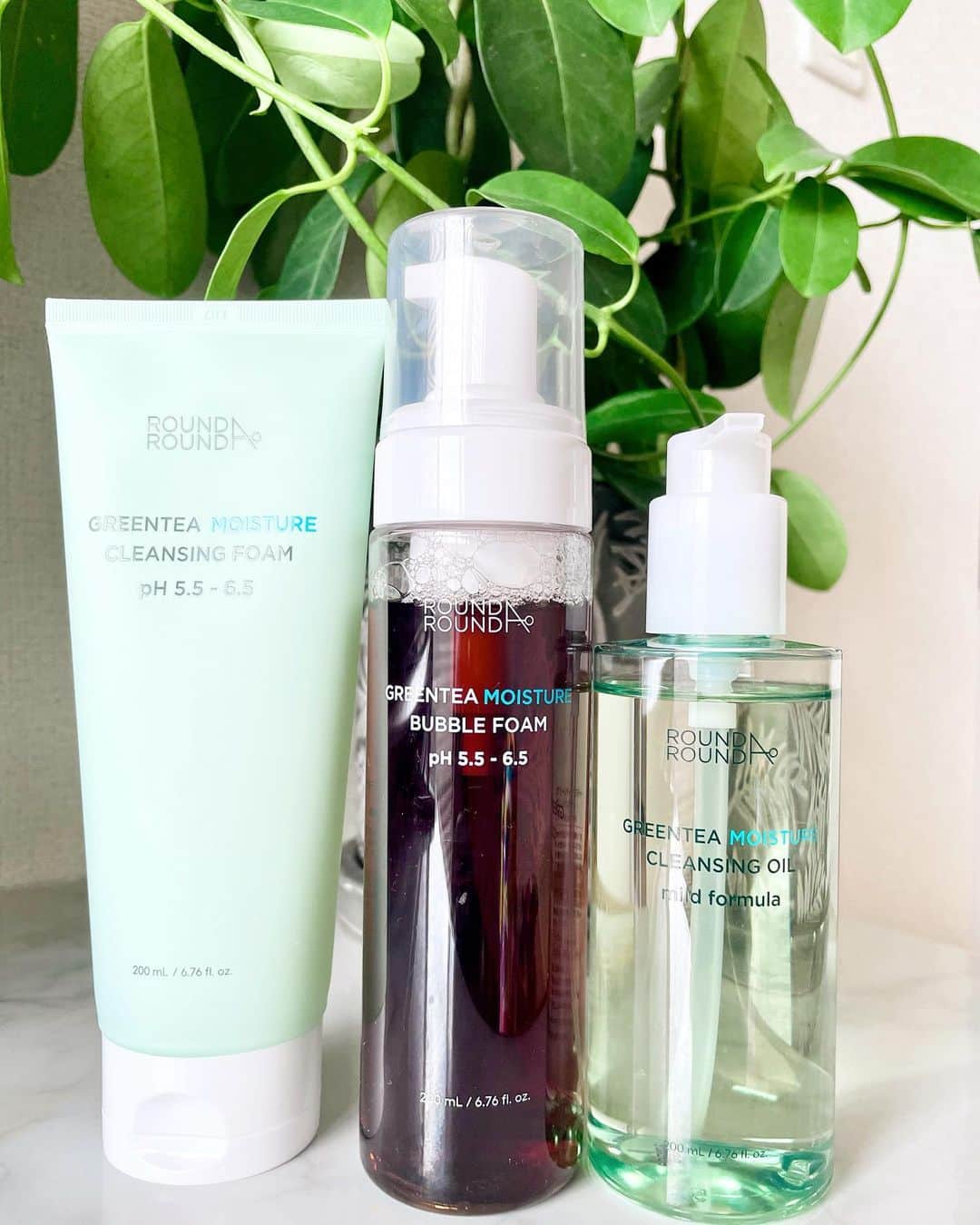 宮内ひかるのインスタグラム：「New in ✨ 最近使い始めたスキンケア🌿  @roundaround_jp  今韓国で人気みたい☺️  左から 保湿洗顔フォーム、泡タイプ洗顔フォーム、メイククレンジング  洗顔フォームは クリーミーで優しいふわふわ泡で 洗い上がりは乾燥しなくてツルッと🥚  時間ない日は泡ででてくるタイプが助かる😂  クレンジングはW洗顔のものが楽ちんですき。  とりあえず使い切ってみる🫧  #スキンケア」