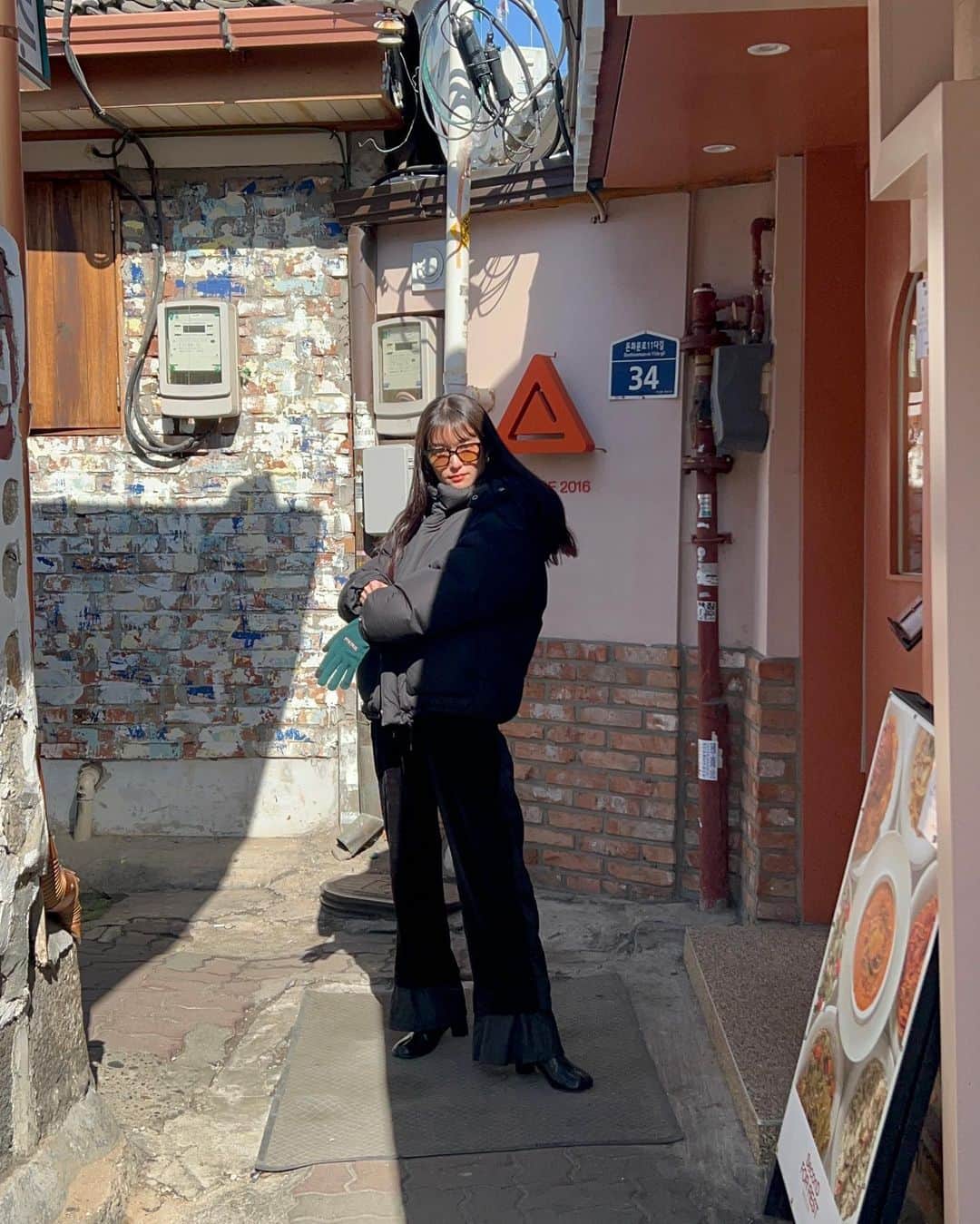 阿部朱梨さんのインスタグラム写真 - (阿部朱梨Instagram)「なかなかいいポジションで 振り返ったと思うんだ🧤笑  ニット帽と手袋は まだまだマストな寒さでした🇰🇷  #韓国 #益善洞」2月28日 14時51分 - akari_abe