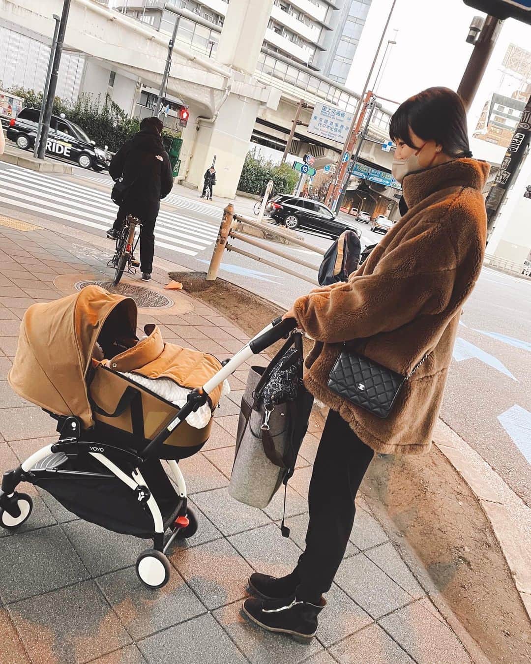リサ のインスタグラム：「お天気の日は、家族か家族のような親友と お散歩する日々🧚🏻‍♀️ 娘は外に出るとほぼ爆睡😴  もう今日はわたしゃ花粉が辛すぎて 即Uターンしたよね…🦋 マスク飛び越えて花粉が攻撃してくるんだわ🤧⚡️ しばらくまたひきこもりたい……  #生後2ヶ月 #2ヶ月ベビー #女の子ベビー #女の子ママ」