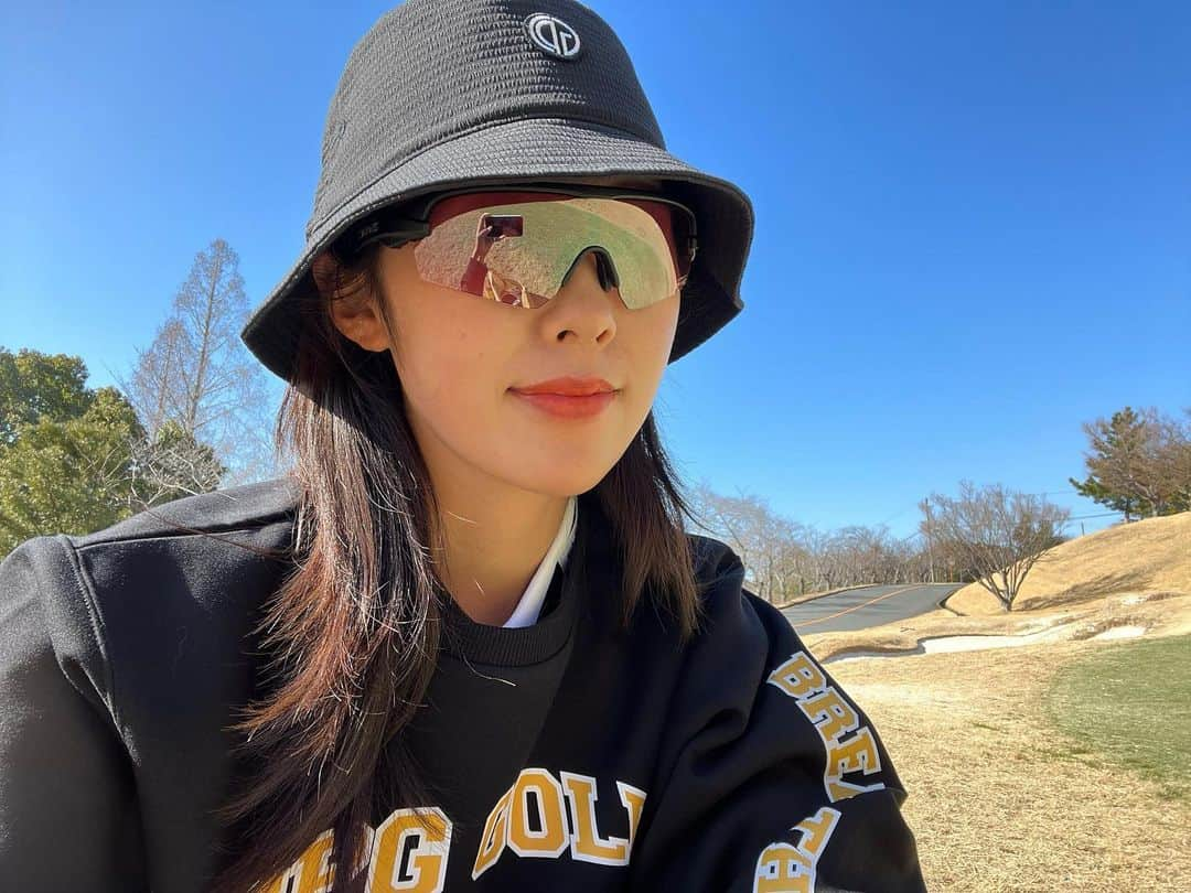 高木萌衣さんのインスタグラム写真 - (高木萌衣Instagram)「いい天気🌈☀️✌️  #ELECOM  #ブリヂストンスポーツ #cpggolf  #イデアラボ #秋山錠剤  #フジプレミアムリゾート　#stmgolf #newbalance #ゴルフ  #ゴルフウェア　#ゴルフファッション #ゴルフ女子　#女子ゴルフ　#高木萌衣　#女子ゴルファー　#ゴルフスウィング　 #golf #golfswing #golfstagram #골프 #골프스윙  #골프웨어 #골프여자 #골프스타그램」2月28日 15時05分 - mei__takagi