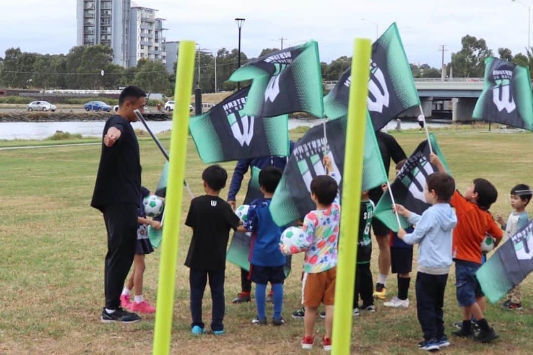 今井智基さんのインスタグラム写真 - (今井智基Instagram)「Thank you so much @westernutdfc  I presented club mini balls and flags to the children from Japanese football academy in Footscray @syj_socceracademy  Their smiles always make me happy and inspire me. They are looking forward to watching the matches at the stadium with the flags.  #WUFC」2月28日 15時23分 - tomoki_imai.jp