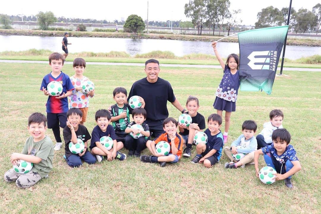 今井智基のインスタグラム：「Thank you so much @westernutdfc  I presented club mini balls and flags to the children from Japanese football academy in Footscray @syj_socceracademy  Their smiles always make me happy and inspire me. They are looking forward to watching the matches at the stadium with the flags.  #WUFC」