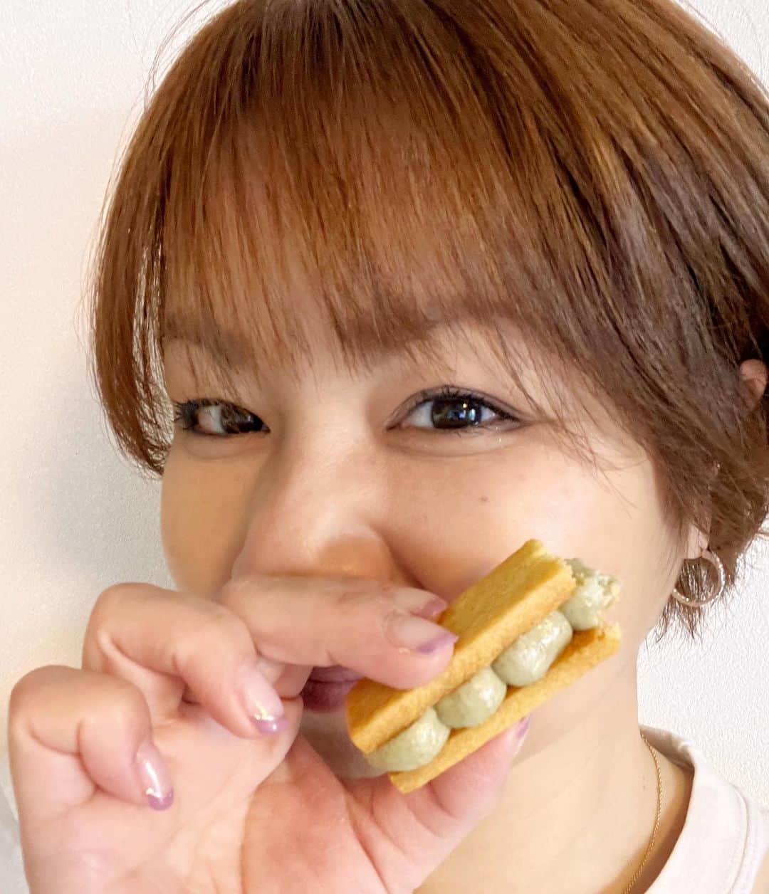中澤裕子のインスタグラム：「⭐︎⭐︎  今日のももち浜ストアで紹介された Q ueenさん（ @queen_fukuoka.2021 ） からいただいたバターサンドを 食べて嬉しい美味しいって顔。  恵美ちゃんありがとう❤︎ （ @emiko.927 ）  #福岡 #薬院 #焼菓子 #おいしいかわいいお菓子 #バターサンド #原材料にこだわりを感じます」