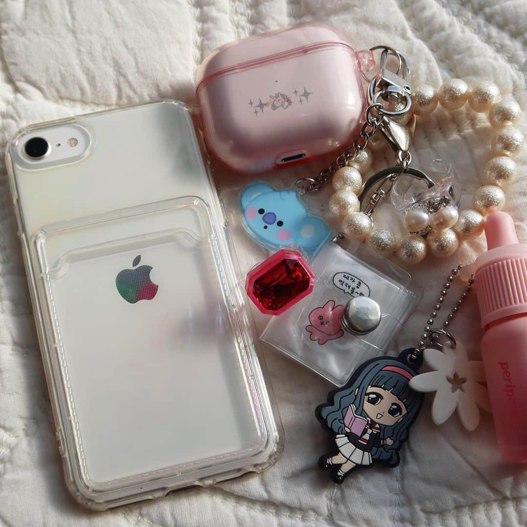 のインスタグラム：「🌸💓🐷👛🌷💅🏼💒🎀💖  Early 2000 vibes...💫🦄 このジャラジャラつける感じ懐かしいw🤣  ...💘」