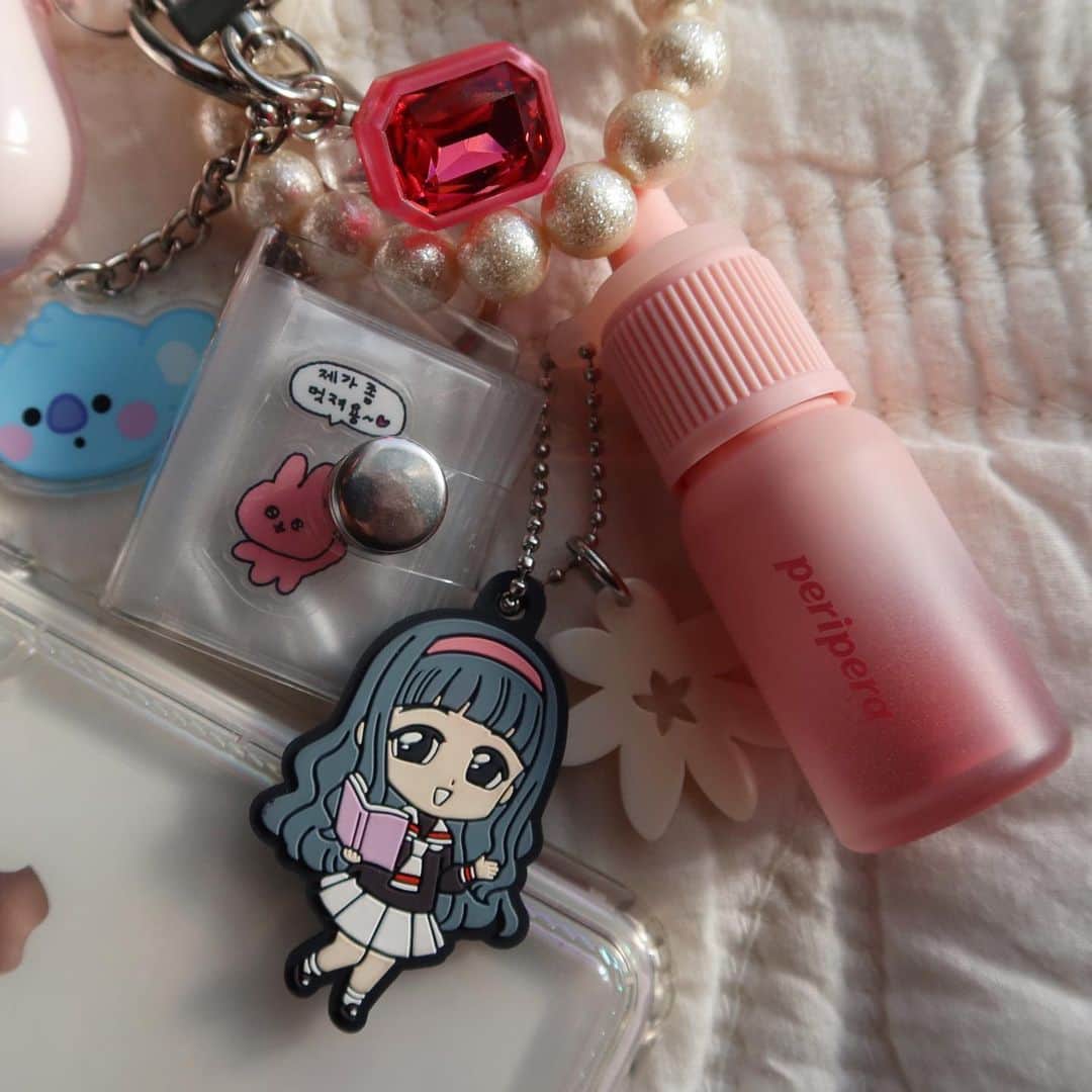ケリーアンさんのインスタグラム写真 - (ケリーアンInstagram)「🌸💓🐷👛🌷💅🏼💒🎀💖  Early 2000 vibes...💫🦄 このジャラジャラつける感じ懐かしいw🤣  ...💘」2月28日 15時44分 - kellysoooreal