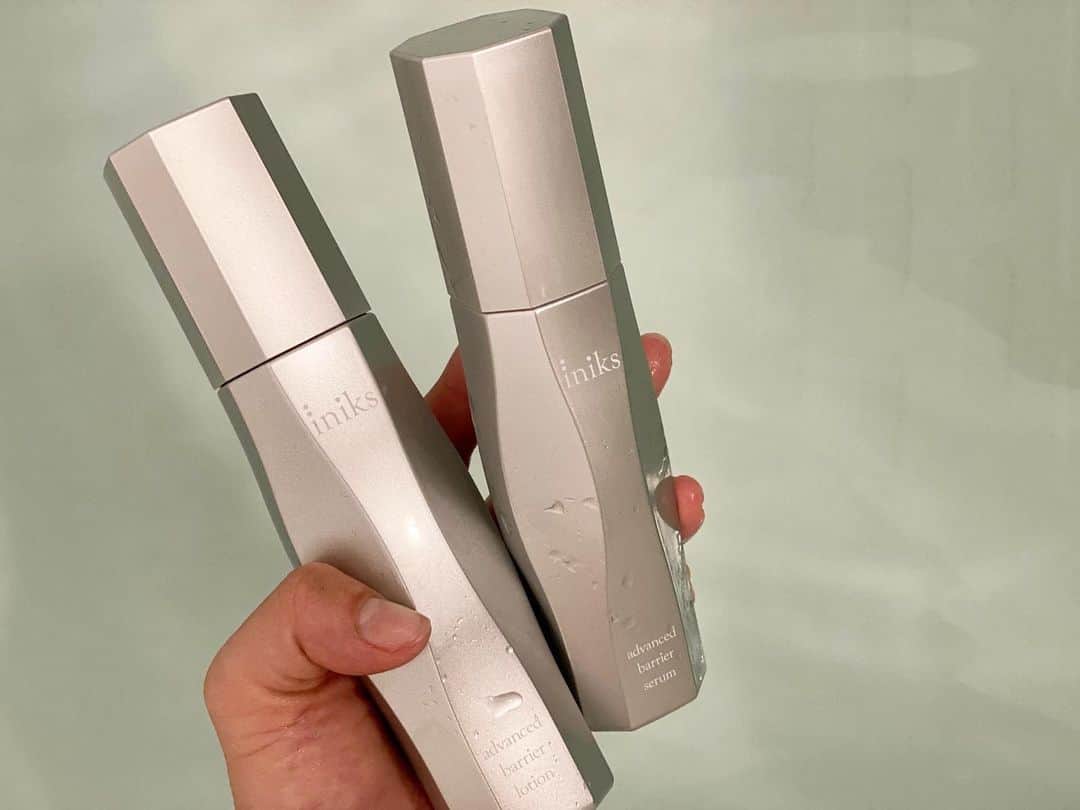 笠原美香のインスタグラム：「💆‍♀️💕 バリアエイジングケア※ 始めました！  医療用医薬品メーカーのマルホの敏感肌研究から生まれたブランドのイニクス（@iniks_official）ってやつです🧏‍♀️  肌の状態が季節や体調によって不安定になるようになったのが悩みな私。 元々肌は強い方なのに、年齢には勝てないっすぅ😗笑 年齢とともにバリア機能も低下していくわけで。 なんとかアプローチできそうなスキンケアはないかな？ってことで使ってます♡  個人的には化粧水は、サラサラなテクスチャーが好きなんだけど、こちらはトロミ系。 でもしつこいとろみではなく、みずみずしいとろみで伸びやかなところが良き♡ 3アイテム使っているけどもっちり感のある使い心地をしっかり体感できて優秀である🥺 化粧水と美容液がプッシュ式なのも嬉しいポイント✊  トライアルがあるので、年齢によるお肌の悩みをお持ちの皆さまは一度お試しあれですっ😆  ※年齢に応じたケア  #敏感肌#エイジングケア #マルホのiniksでバリアエイジングケアはじめます #iniks #イニクス #pr」