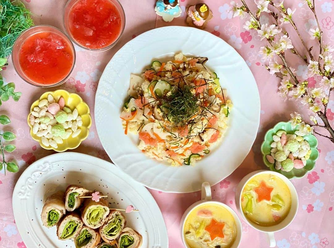 水嶋菜月のインスタグラム：「🎎  四季を喜び、食を楽しむ🌸  クリスマス、バレンタインに続いてひな祭りの献立レシピを作りました📝♡ (詳しくはプロフィールのハイライトに載せています)  ひとり立ちしてからはすっかり忘れていたけど😅 小さい頃は雛人形をかざり、家族でちらし寿司を食べた記憶が蘇りました☺️💕  食をあたたかく幸せな記憶として残すためにも、こういった節句祭りも楽しみたいです🤭✨  #ひな祭り #🎎 #桃の節句 #さくら #桜」