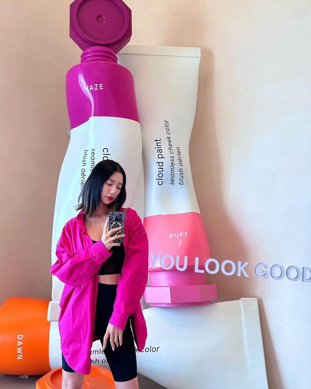 クララのインスタグラム：「DO I LOOK GOOD?💗  #actressclara #클라라 #fiveline #파이브라인 #balenciaga #chanel #aloyoga #athleisure #fashion #ootd」