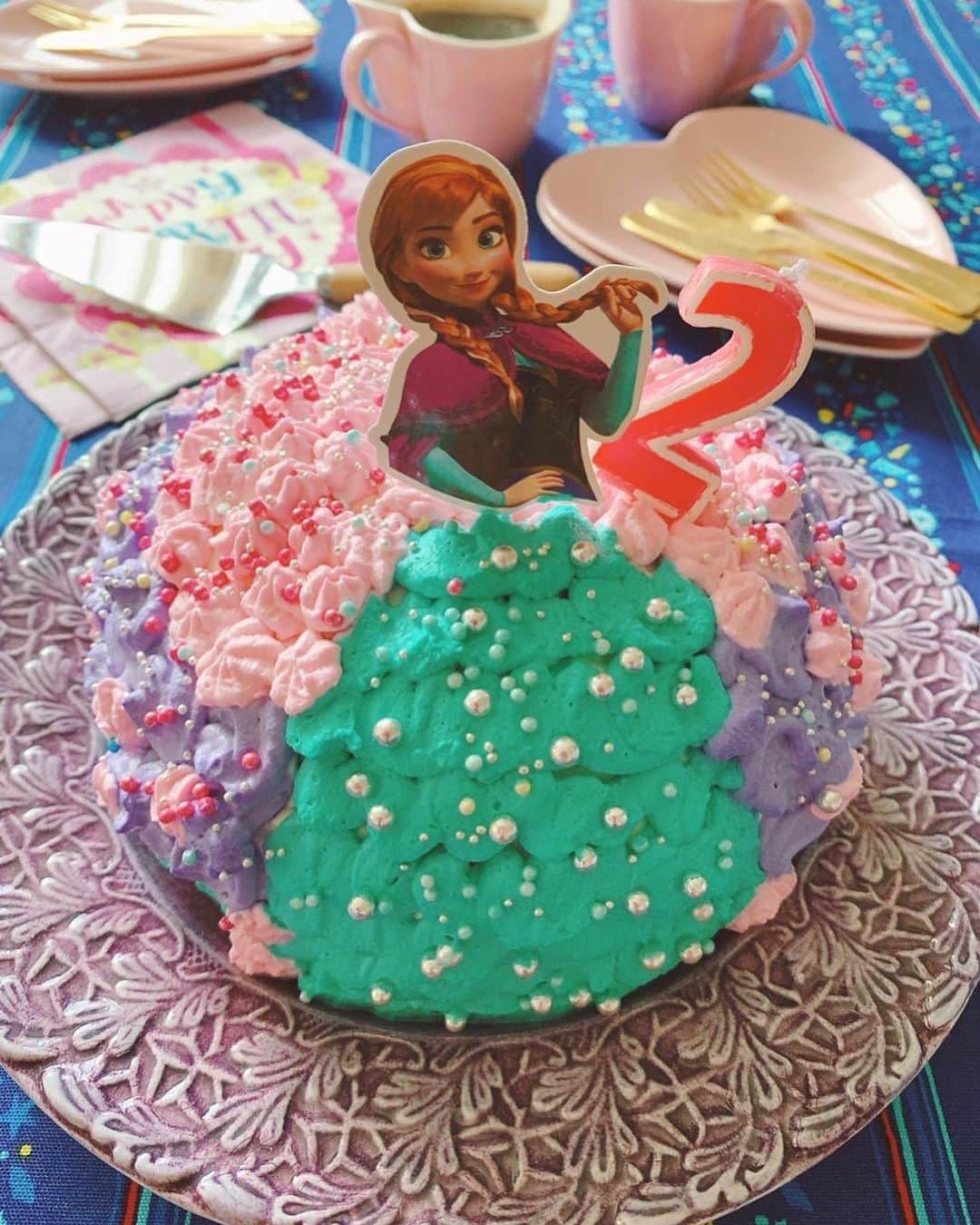 森崎友紀さんのインスタグラム写真 - (森崎友紀Instagram)「今日は1歳の誕生日です。 子供達リクエストのジャスミンのドールケーキを作りました。 ドールケーキは、姉4歳の時のエルサ、5歳の時のラプンツェル、6歳の時のアリエル、2番目の姉4歳の時のソフィア、3歳の時のベル、2歳の時のアナに続いて7台目になります。 作るプリンセスが残り少なくなってきました笑。  ジャスミンのドレスは青緑なので、青を多めに緑と赤を少し混ぜて絞り、裾のレースをイメージして白と緑を絞りました。7台目は手順に慣れてすぐ完成しました(^^)  去年の今の私は腰がガタガタでうまく歩けなかったです。体重も約20キロプラスで大変だった…。とても感慨深いです。 あっという間に1歳。産まれてきてくれてありがとう。  #森崎友紀#幼児食#料理#cooking#手作りケーキ#誕生日ケーキ#誕生日ケーキ#ジャスミン#ジャスミンのケーキ#ドールケーキ#プリンセスケーキ#産まれてきてくれてありがとう」2月28日 16時14分 - morisakitchen