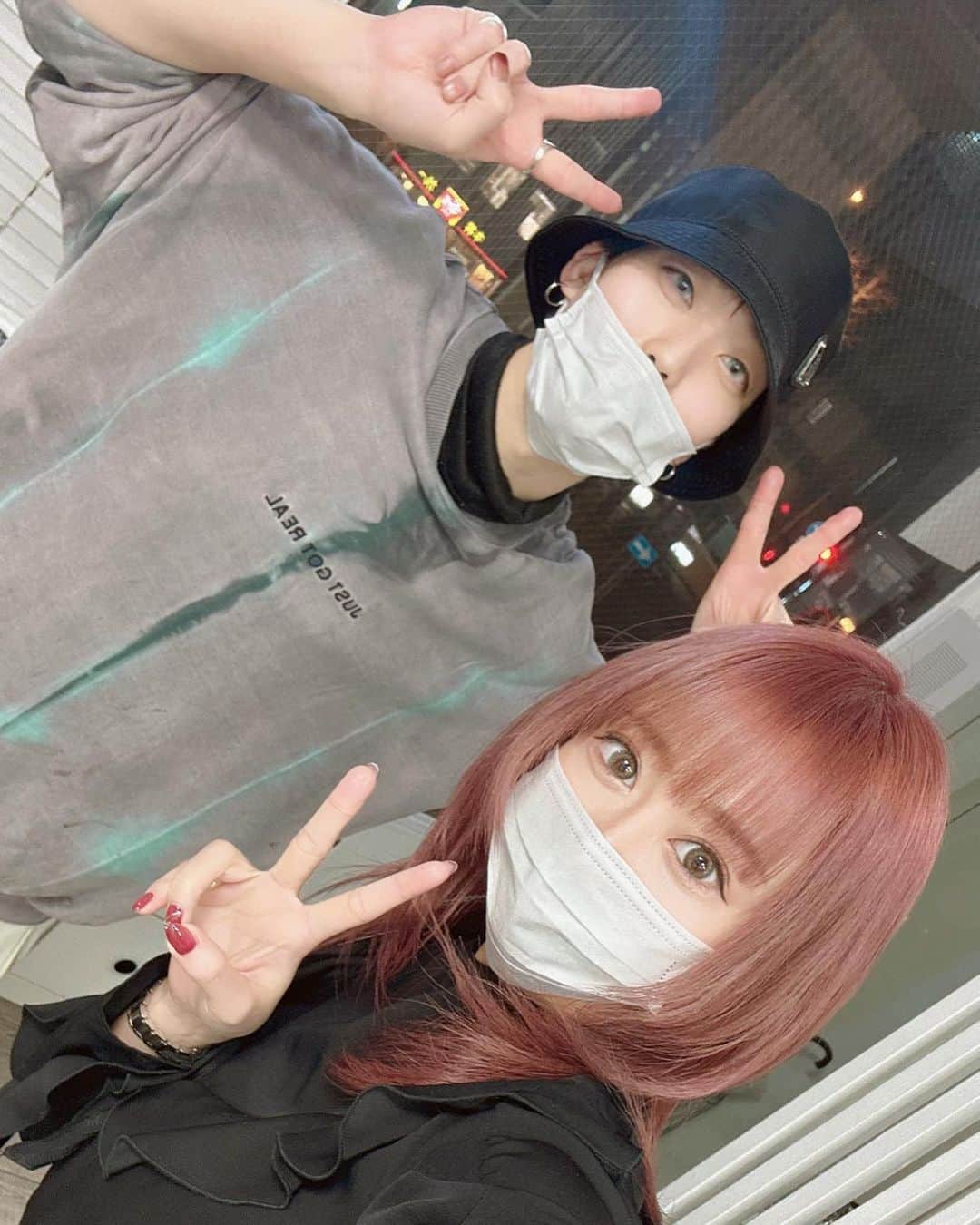若月雅のインスタグラム：「. 4年振りくらいの暖色系に✨ ぴんく久々〜🌸 今回も綺麗にしてくれはって、ありがとうございます🙏✨ . #梅田 #美容院 #春カラー #ピンク　#派手髪 #ウルフカット」