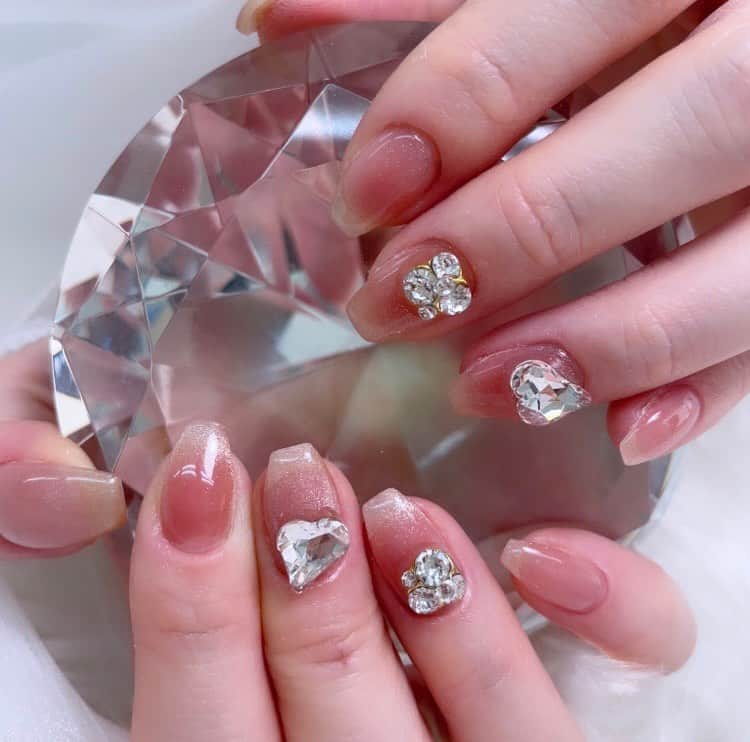 高橋沙弥華のインスタグラム：「ちゅるんのグラデーションと全面マグネット可愛すぎる❤️‍🔥  . . . .  #ワンホンネイル #マグネットネイル #マグネットネイルデザイン #デカパーツ #デカパーツネイル #パラジェル #自爪 #自爪ネイル  #ネイル💅 #可愛いネイル #可愛いものが好き #可愛い💕 #ピンクネイル #ピンクネイルデザイン #ジェルネイル #ジェルネイルデザイン」