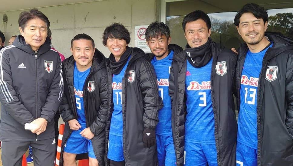 佐藤寿人さんのインスタグラム写真 - (佐藤寿人Instagram)「宝くじドリームサッカー in春日  今回はなんと50回目という節目の開催となりました  開催地の春日市も市制50年👏  天候にも恵まれて、スタンドには約5000人の地元の方々が足を運んでくれて素晴らしい雰囲気でプレーする事が出来ました⚽️  午前中の地元のサッカー少年、少女とのクリニックでは子供たちの上手くなりたいという気持ちをプレーの変化と共に見せてくれました  同世代も徐々に増えてきて、今回はお兄ちゃんのゴールをアシスト  初参加のミチも左サイドで躍動して、ドリームマッチには珍しいイエローカードも貰ってました😂  #宝くじ #ドリームサッカー #春日市 #市制50年 #バレンタインジャンボ宝くじ  #MVPは名解説のおばんざいのあの人」2月28日 16時34分 - hisato_sato11official