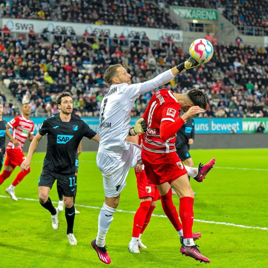 オリヴァー・バウマンのインスタグラム：「Mit geballten Kräften weiter kämpfen 💪🏼#TSGHoffenheim #Team #Mannschaft #Keeper」