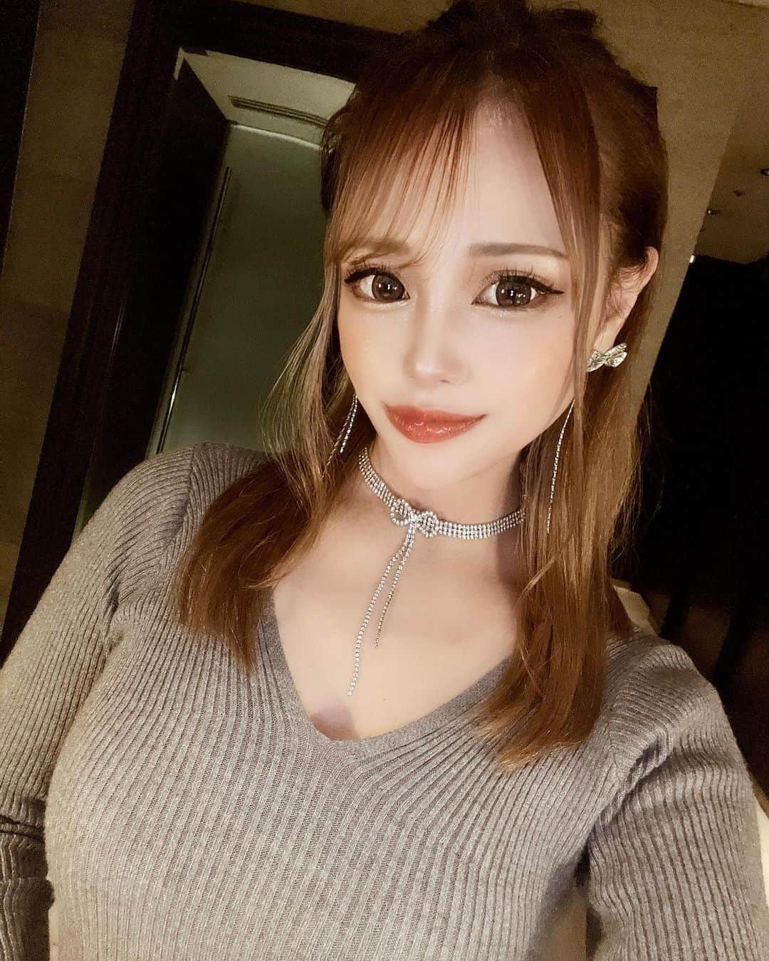 AYAKAのインスタグラム：「りぼんのチョーカーと ピアスがかわいい🎀🎀🫧」