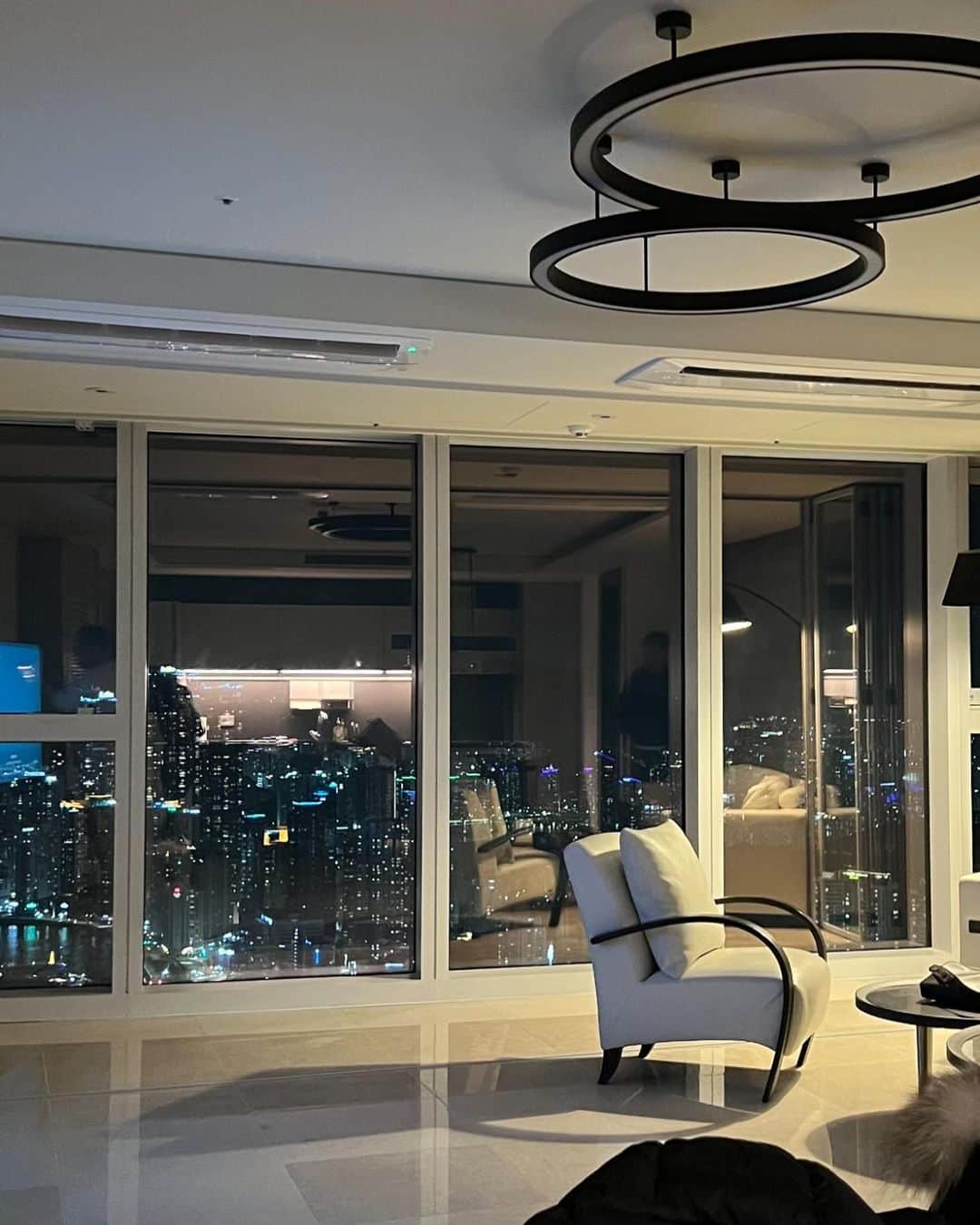 仲本莉絵瑠のインスタグラム：「最高な部屋だった🫧  韓国で使ったお金  飛行機 ¥50,000 ホテル ¥??? タクシ¥30,000 食べ物¥20,000 お土産 ¥15,000 　洋服¥20,000  こんなもんかな」