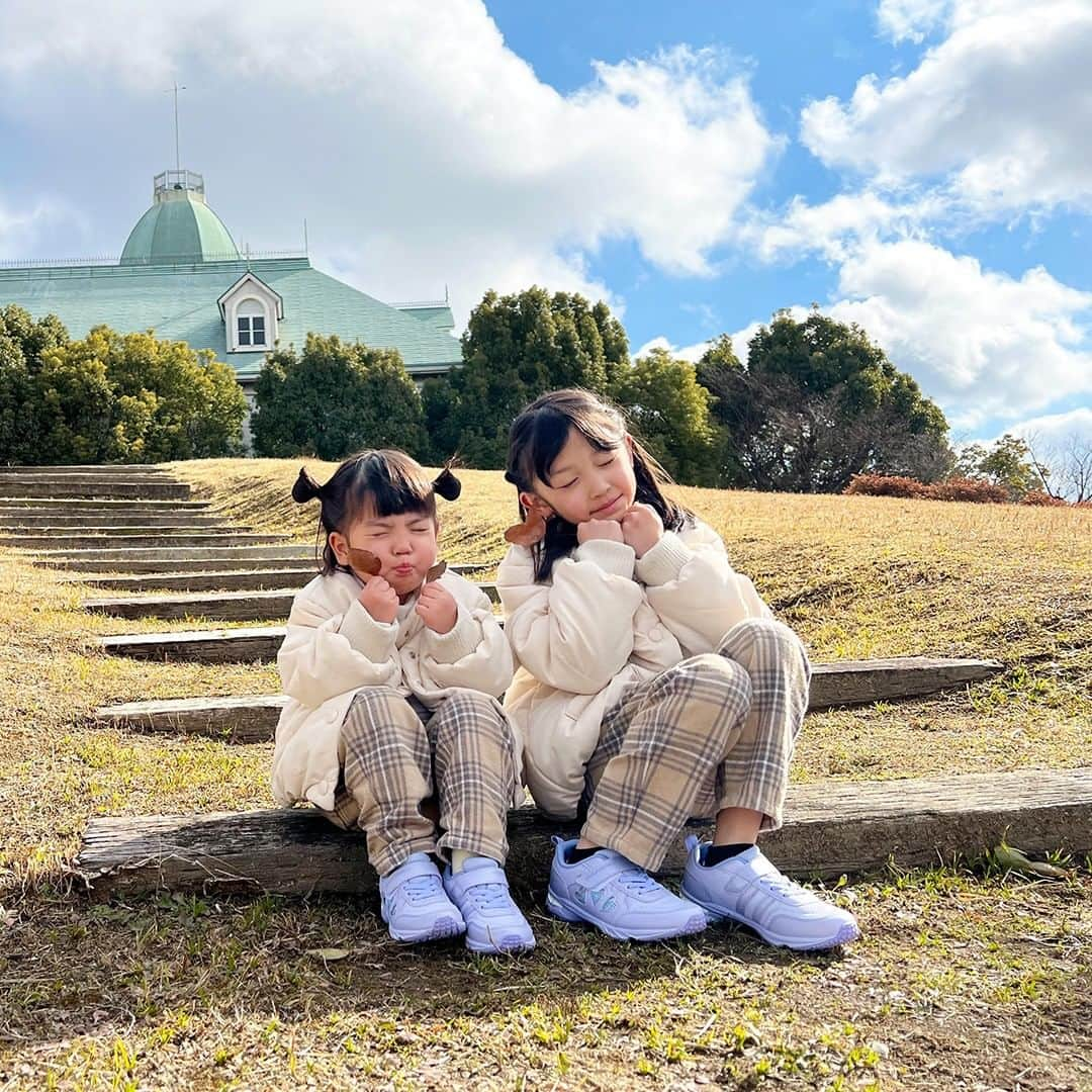 瞬足（公式）のインスタグラム：「.⠀ 春のファッションに合わせて靴もチェンジ💕⠀ デザインの可愛さと走りを両立したSYUNSOKU V8⠀ ⠀ これからの暖かくなる季節は⠀ コーディネートにも明るい色を取り入れるお子さまも⠀ 増えてくるのではないでしょうか？🌼⠀ ⠀ SYUNSOKU V8の靴はかわいいだけじゃない！⠀ ソールについた8つの大型スパイクが力強く地面を捉え、⠀ スタートダッシュに効果を発揮🔥⠀ つま先には蹴り出しをしっかりサポートする⠀ ダッシュスパイクを備えました。⠀ ⠀ 現代のお子さまの足に合わせた新基準の2.5Eで⠀ ゆったり目の作りになっています👟⠀ ⠀ ラベンダー、ピンク、サックスのパステルカラーが可愛らしく、⠀ どのカラーも春のコーディネートやお出かけにもピッタリ🌸⠀ ⠀ 「かわいい」「走りやすさ」どちらかなんて選べないっ！⠀ SYUNSOKU V8シリーズでどちらも叶えましょう🌈⠀ ⠀ 👟品番：LEC7670(LV)(P)(SX)⠀ サイズ展開は16.0〜23.0cm(2.5E)⠀ ハーフサイズあり⠀ ⠀ ※この商品は、瞬足20周年記念キャンペーンに応募できるスペシャルタグがついています。⠀ ⠀ Photo by @yuu.613⠀ 着用サイズ 16.5cm、20.5cm⠀ _____________________________________________⠀ #瞬足 #syunsoku #瞬足デビュー #運動靴 #子供靴 #キッズスニーカー #キッズシューズ #スニーカーコーデ #通学靴 #瞬足20周年 #今日夢が走り出す #おしゃれキッズ #キッズ春服 #スニーカー女子 #ワンポイントコーデ #子供靴選び #オシャレ靴 #外遊び #外遊び大好き #女の子ママ #小学生ママ #おしゃれ好き #履きやすい靴 #走りやすい靴 #成長の記録 #おでかけ靴 #おでかけコーデ #女の子コーデ #むすめこーで #子育てグラム」