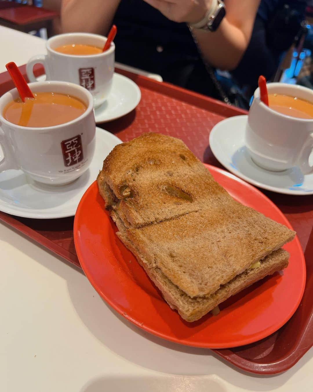 井端珠里さんのインスタグラム写真 - (井端珠里Instagram)「今日は友人たちとホーカーめぐり🍞  サンダーティーライス、麻辣ホットポット、ヨントーフ（以上はベジタリアンのお店）、カヤトーストにTea C、チェンドル！！ 食べてこなかったローカルフード祭り😂全部美味しかった🤤  ものすごく久しぶりにストレートで髪を下ろして。 涼しい日じゃないと中々できないのと、 産後ホルモンバランスの変化で後頭部の内側だけに強いうねりが…それをアイロンで伸ばす時間も勿体なくいつも縛っちゃうので シンプルなのに中々できない髪型😭  シンガポールは今日、珍しく一日中雨☂️ おかげでアイロンで伸ばしたうねりがすぐ帰ってきましたわ😇」2月28日 17時02分 - jullie8799