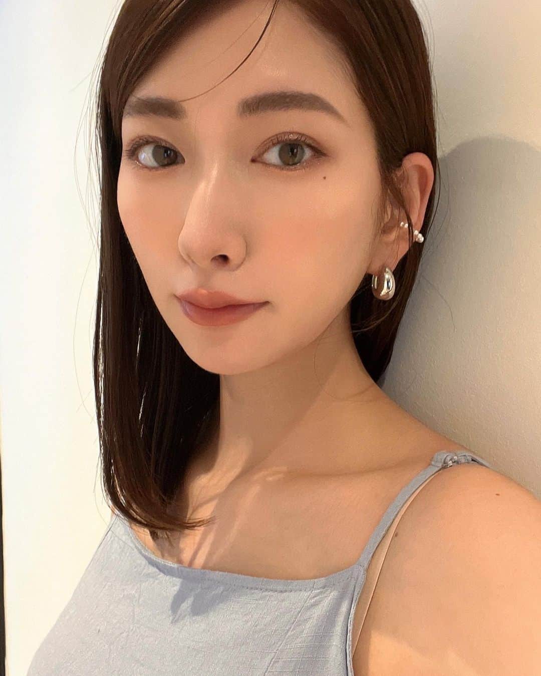 井端珠里のインスタグラム：「今日は友人たちとホーカーめぐり🍞  サンダーティーライス、麻辣ホットポット、ヨントーフ（以上はベジタリアンのお店）、カヤトーストにTea C、チェンドル！！ 食べてこなかったローカルフード祭り😂全部美味しかった🤤  ものすごく久しぶりにストレートで髪を下ろして。 涼しい日じゃないと中々できないのと、 産後ホルモンバランスの変化で後頭部の内側だけに強いうねりが…それをアイロンで伸ばす時間も勿体なくいつも縛っちゃうので シンプルなのに中々できない髪型😭  シンガポールは今日、珍しく一日中雨☂️ おかげでアイロンで伸ばしたうねりがすぐ帰ってきましたわ😇」