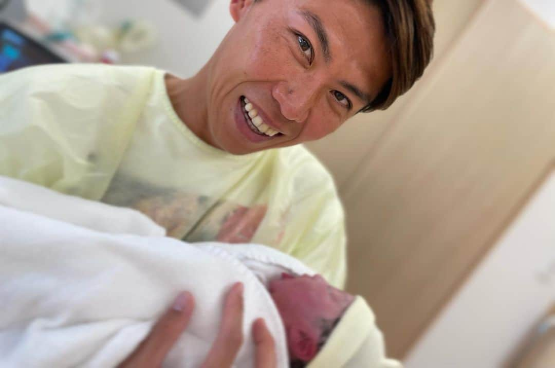 太田宏介さんのインスタグラム写真 - (太田宏介Instagram)「『第二子誕生！』 Welcome to our family!!👶🏻 我が家に元気な男の子が加わりました！ この一年、大きな環境の変化もあった中、本当に頑張ってくれた妻に感謝！ ママ逞しすぎる！ ありがとう！！ 周りの人を幸せにできる子に育ってね！ これからよろしくね👨‍👩‍👦‍👦❤️ #newborn  #おめでとう」2月28日 17時03分 - kosuke_ota_official