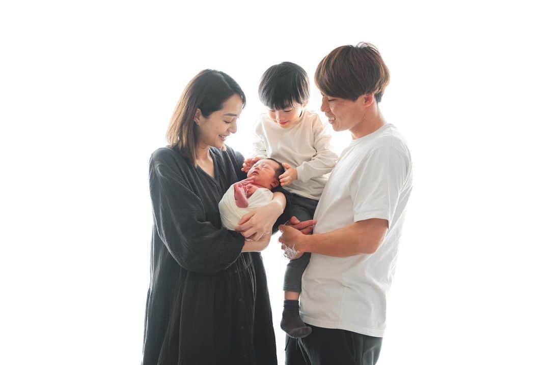 太田宏介さんのインスタグラム写真 - (太田宏介Instagram)「『第二子誕生！』 Welcome to our family!!👶🏻 我が家に元気な男の子が加わりました！ この一年、大きな環境の変化もあった中、本当に頑張ってくれた妻に感謝！ ママ逞しすぎる！ ありがとう！！ 周りの人を幸せにできる子に育ってね！ これからよろしくね👨‍👩‍👦‍👦❤️ #newborn  #おめでとう」2月28日 17時03分 - kosuke_ota_official