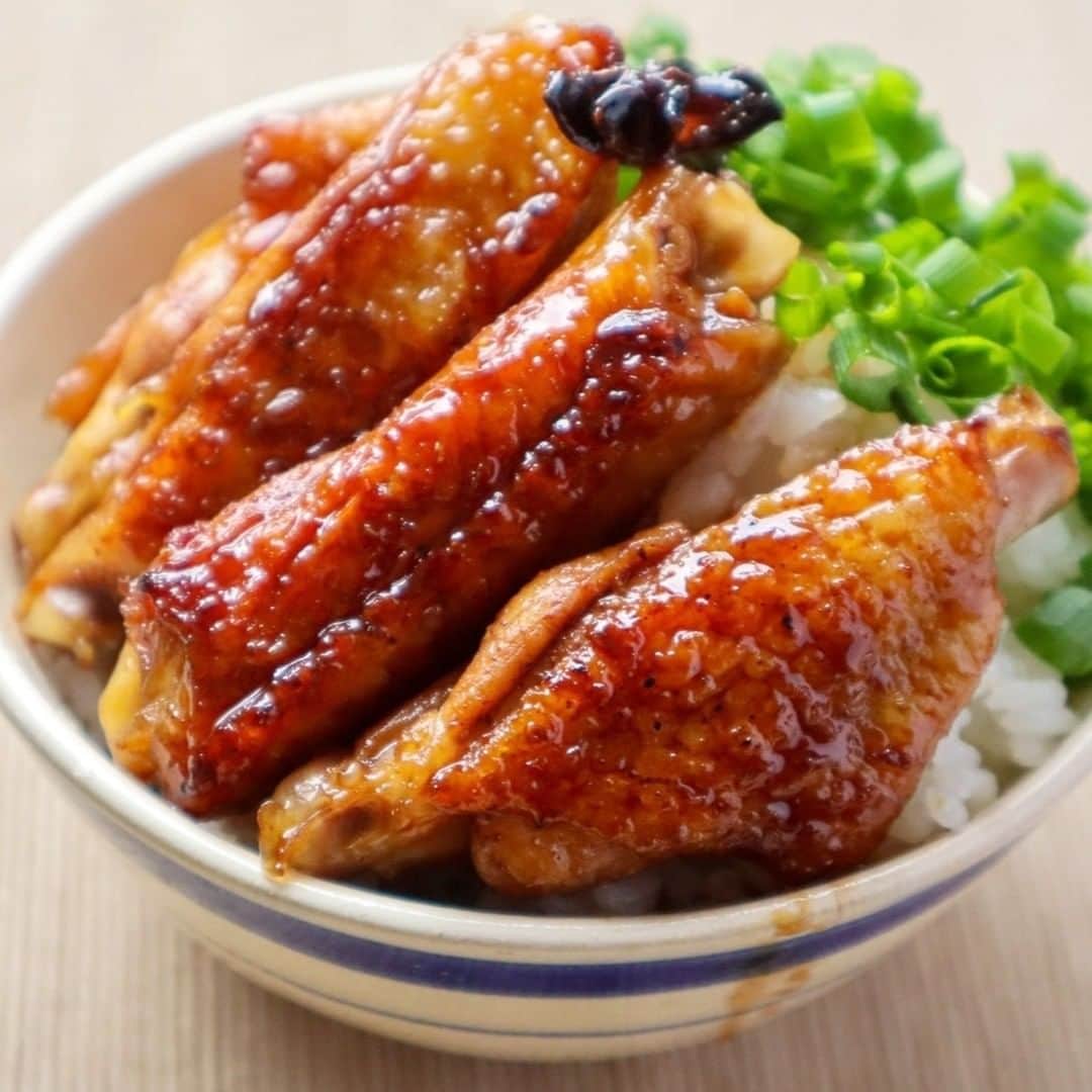 メシ通さんのインスタグラム写真 - (メシ通Instagram)「メシ通的台湾メシ  日本でもすっかり定着してきた 台湾メシ「魯肉飯」を 自炊用に簡単にアレンジした 「手羽焼きの魯肉飯風」 なんだ、豚じゃないやん…… とお思いでしょうが、 甘辛で香り豊かな魯肉飯っぽさは残しつつ、 手羽焼きのクリスピーかつジューシーな味わいで めちゃめちゃ美味しく仕上がりますよ  フライパンで5分。甘辛たれの「手羽焼きの魯肉飯風」がビールにめちゃ合う https://www.hotpepper.jp/mesitsu/entry/kiyamamoto/2023-00762  #メシ通 #mesitsu #手羽焼きの魯肉飯風 #手羽中 #五香粉 #八角 #醤油 #酒 #砂糖 #サラダ油 #手羽焼き #魯肉飯 #台湾 #シナモン #台湾メシ #台湾グルメ #台湾料理 #台湾 #アジア #エスニック #家飲み #ビール #ハイボール #おうちごはん #自炊 #レシピ #KiYamaoto #レシピブログ」2月28日 17時06分 - mesitsu