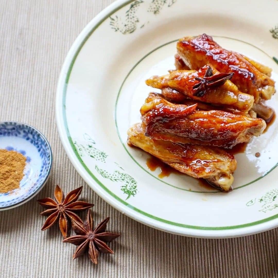 メシ通さんのインスタグラム写真 - (メシ通Instagram)「メシ通的台湾メシ  日本でもすっかり定着してきた 台湾メシ「魯肉飯」を 自炊用に簡単にアレンジした 「手羽焼きの魯肉飯風」 なんだ、豚じゃないやん…… とお思いでしょうが、 甘辛で香り豊かな魯肉飯っぽさは残しつつ、 手羽焼きのクリスピーかつジューシーな味わいで めちゃめちゃ美味しく仕上がりますよ  フライパンで5分。甘辛たれの「手羽焼きの魯肉飯風」がビールにめちゃ合う https://www.hotpepper.jp/mesitsu/entry/kiyamamoto/2023-00762  #メシ通 #mesitsu #手羽焼きの魯肉飯風 #手羽中 #五香粉 #八角 #醤油 #酒 #砂糖 #サラダ油 #手羽焼き #魯肉飯 #台湾 #シナモン #台湾メシ #台湾グルメ #台湾料理 #台湾 #アジア #エスニック #家飲み #ビール #ハイボール #おうちごはん #自炊 #レシピ #KiYamaoto #レシピブログ」2月28日 17時06分 - mesitsu