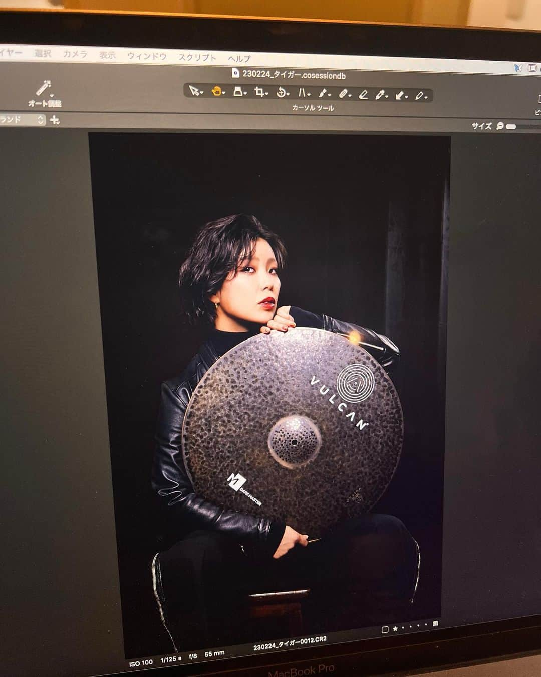 新原ミナミさんのインスタグラム写真 - (新原ミナミInstagram)「シチリア発祥🇮🇹＆Made in イスタンブール🇹🇷　 のVulcan Cymbals（バルカンシンバル）日本公式アカウント開設に伴い、シンバルと撮影させていただきました。  シンバルと新原が、、、うん笑笑  シンバルの撮影とのことで、初めての体験といいますか、多分今後もあるのかないのかわかりませんが😂撮影は大変楽しく、意外にもすんなりと。  久しぶりにヘアメイクもやってもらって、 写真の仕上がりが楽しみです。  完成したらご報告しますね〜🐒  #Vulcan_Cymbals_Official #VulcanCymbals #ForDrummer #シンバル  #ポートレート#作品撮り #photo #photography #カメラマンさんと繋がりたい #ショートカット女子#ショートヘア #中性  #japan #japanese #tokyo #fukuoka #art #日本 #東京 #福岡  #act#actres#舞台 #演劇 #女優 #俳優#ドラマ #ジェンダーレス #イケメン女子#イケメンになりたい」2月28日 17時08分 - shimba373