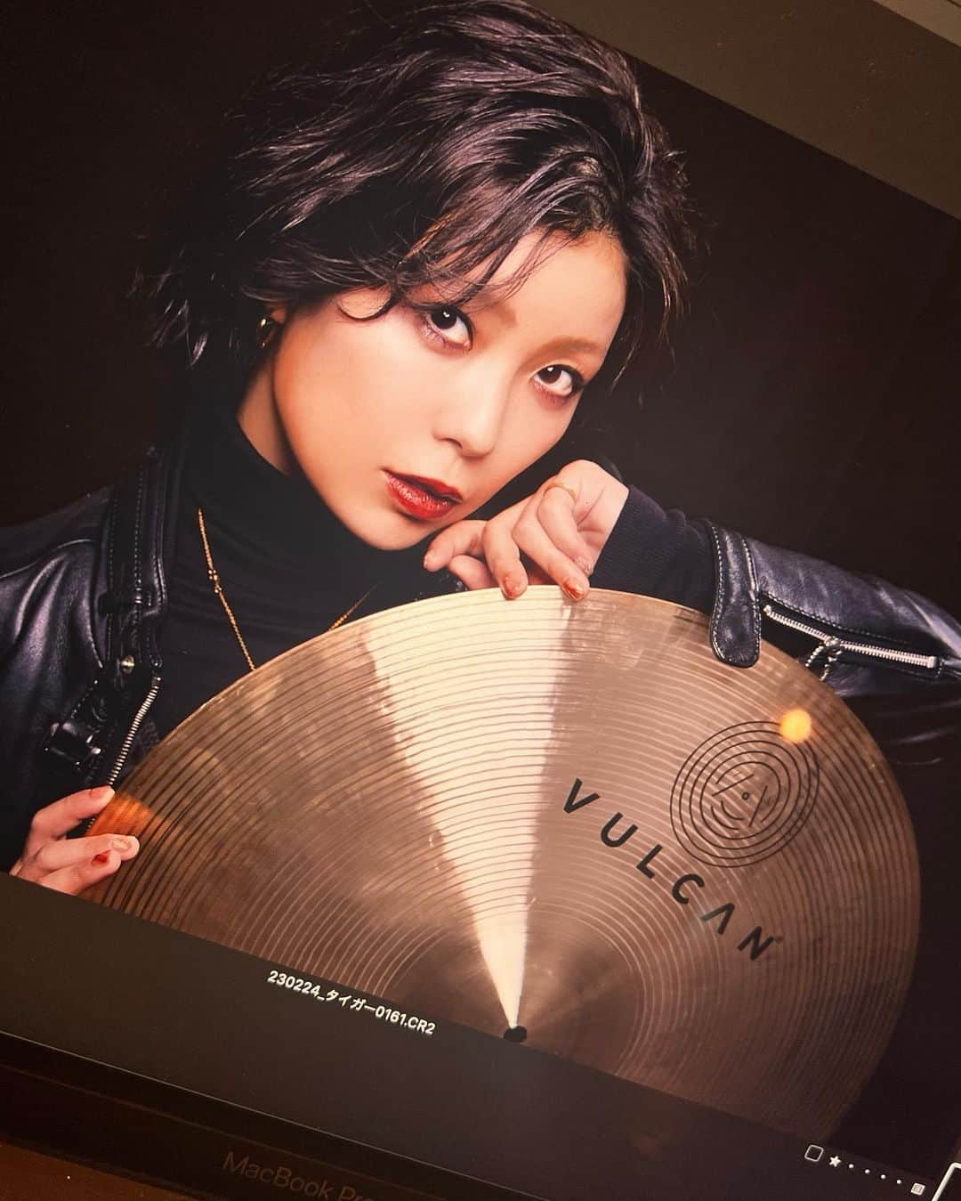 新原ミナミさんのインスタグラム写真 - (新原ミナミInstagram)「シチリア発祥🇮🇹＆Made in イスタンブール🇹🇷　 のVulcan Cymbals（バルカンシンバル）日本公式アカウント開設に伴い、シンバルと撮影させていただきました。  シンバルと新原が、、、うん笑笑  シンバルの撮影とのことで、初めての体験といいますか、多分今後もあるのかないのかわかりませんが😂撮影は大変楽しく、意外にもすんなりと。  久しぶりにヘアメイクもやってもらって、 写真の仕上がりが楽しみです。  完成したらご報告しますね〜🐒  #Vulcan_Cymbals_Official #VulcanCymbals #ForDrummer #シンバル  #ポートレート#作品撮り #photo #photography #カメラマンさんと繋がりたい #ショートカット女子#ショートヘア #中性  #japan #japanese #tokyo #fukuoka #art #日本 #東京 #福岡  #act#actres#舞台 #演劇 #女優 #俳優#ドラマ #ジェンダーレス #イケメン女子#イケメンになりたい」2月28日 17時08分 - shimba373