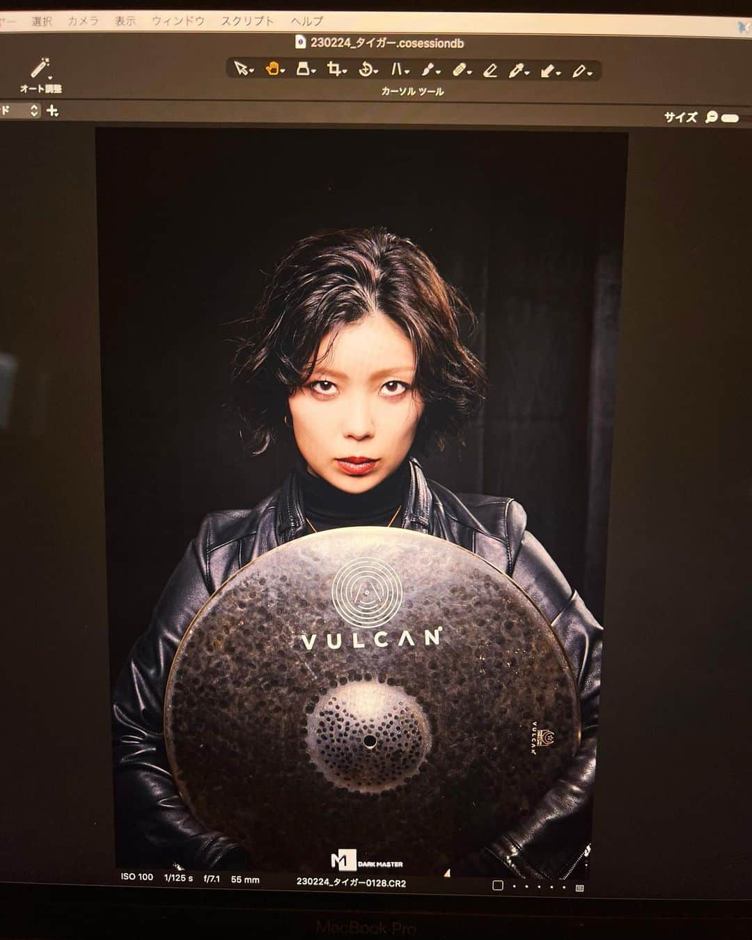 新原ミナミのインスタグラム：「シチリア発祥🇮🇹＆Made in イスタンブール🇹🇷　 のVulcan Cymbals（バルカンシンバル）日本公式アカウント開設に伴い、シンバルと撮影させていただきました。  シンバルと新原が、、、うん笑笑  シンバルの撮影とのことで、初めての体験といいますか、多分今後もあるのかないのかわかりませんが😂撮影は大変楽しく、意外にもすんなりと。  久しぶりにヘアメイクもやってもらって、 写真の仕上がりが楽しみです。  完成したらご報告しますね〜🐒  #Vulcan_Cymbals_Official #VulcanCymbals #ForDrummer #シンバル  #ポートレート#作品撮り #photo #photography #カメラマンさんと繋がりたい #ショートカット女子#ショートヘア #中性  #japan #japanese #tokyo #fukuoka #art #日本 #東京 #福岡  #act#actres#舞台 #演劇 #女優 #俳優#ドラマ #ジェンダーレス #イケメン女子#イケメンになりたい」