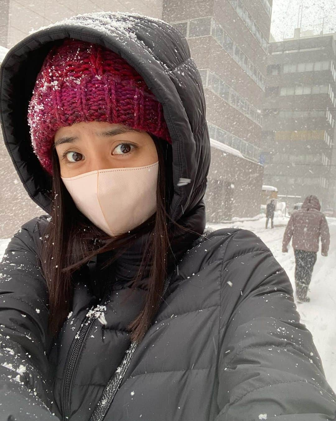 槙あやなのインスタグラム：「待って！札幌旅行投稿、 まだ終われなかった！！  札幌グルメの一番最初 とんでもない二刀流グルメに 出会ったのだった😂  てんこもり海鮮丼と寿司十貫に 海老も入ったお味噌汁。  メニューは、この定食の一択。  最高かよ。  これでおしまい。ちゃんちゃん。  #札幌 #冬 #雪 #旅行 #食 #グルメ #海鮮 #海鮮丼 #寿司 #二刀流」