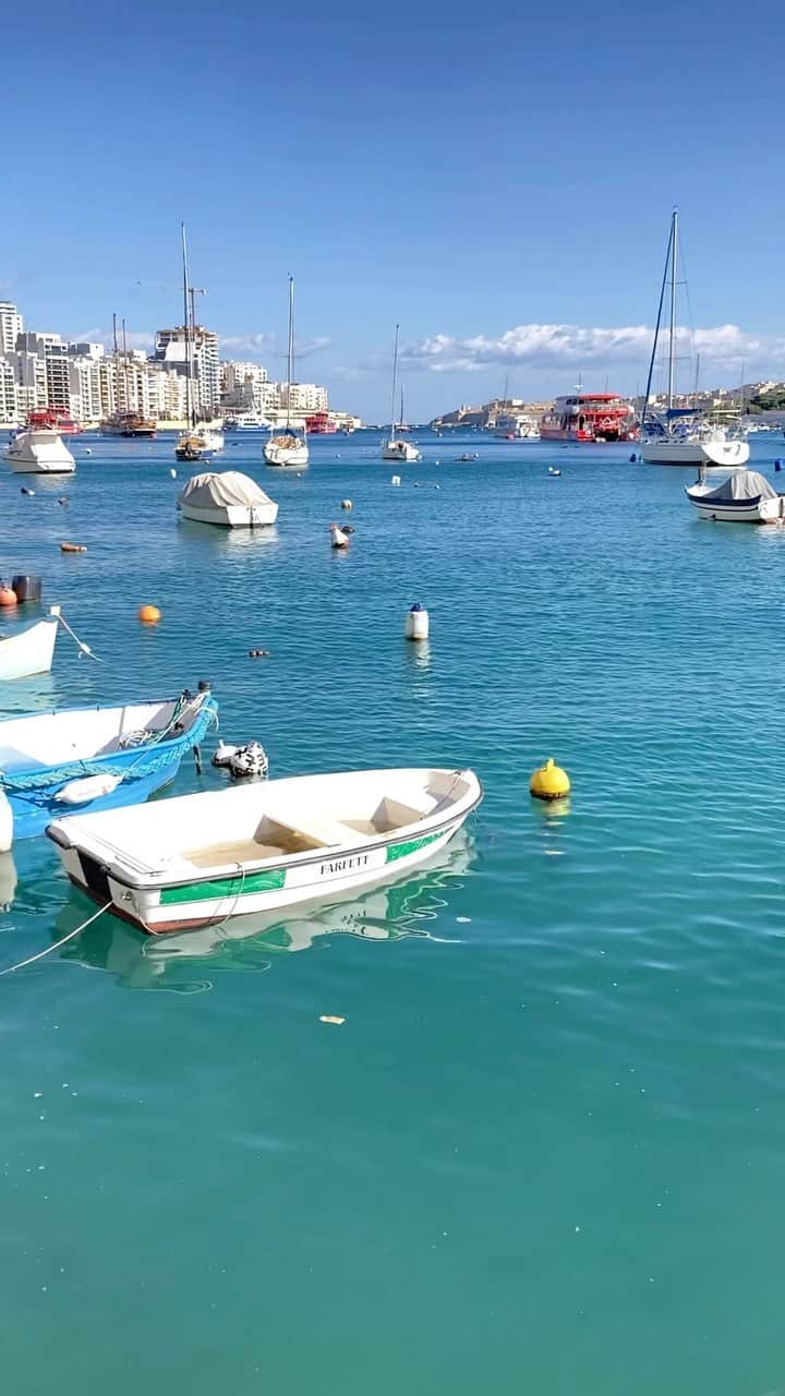 YUINAのインスタグラム：「. 2カ月半のマルタ生活🇲🇹完 ⁡ 初めて住むってことに挑んだ国。 ググって得られる情報と 現地に来て得られる情報の差がすごい国。 ⁡ メディアは流したいことしか流さないよな〜って再確認🤭笑 入ってくる情報も感覚も旅とは全然違う！ ⁡ 海外で日本人に合うことのなかった私たちも 珍しく日本人にばっかりご縁があったり✨ 本当に出会えて楽しかったし、ここからみんながまた世界に散ってくのがワクワク😍🎉 ⁡ マルタで感じたのはもう 自分の意志や行動力とは関係ないとこで 現実が動いてる感じだった！ ⁡ 流れに逆らわず力抜いたら 何もしてないけどトントン進んだ。 ⁡ 住む国変えるなら慎重に決めないと、とか本当にいらない！ ただのものの見方だから選択に大きいも小さいもないしサクッと決めてもいい👍✨ 真剣に重く考えたら思考の癖がでてくるから逆に間違うと思う。笑 ⁡ ヨーロッパはどこの大陸よりも「自分のままで生きる」「個への尊重」が徹底された価値観✨ ⁡ 日本モードの私にも切り替えられるけど、その空気感や協調性に窒息しかけてたから(笑)、どんだけ不便だろうがやっと居場所が見つかったような安心感❣️ ⁡ いろいろ起きても、何がなんでも拠点を変える気持ちしかなかったし、お互いヨーロッパに住む権利を得られて本当によかった✨😍 ⁡ マルタ生活は、毎日の絶景と共に 自分に向き合えた時間でした😁🙌✨ ⁡ 𝗧𝗵𝗮𝗻𝗸 𝘆𝗼𝘂 𝗠𝗮𝗹𝘁𝗮☀️  #malta #🇲🇹 #マルタ移住」