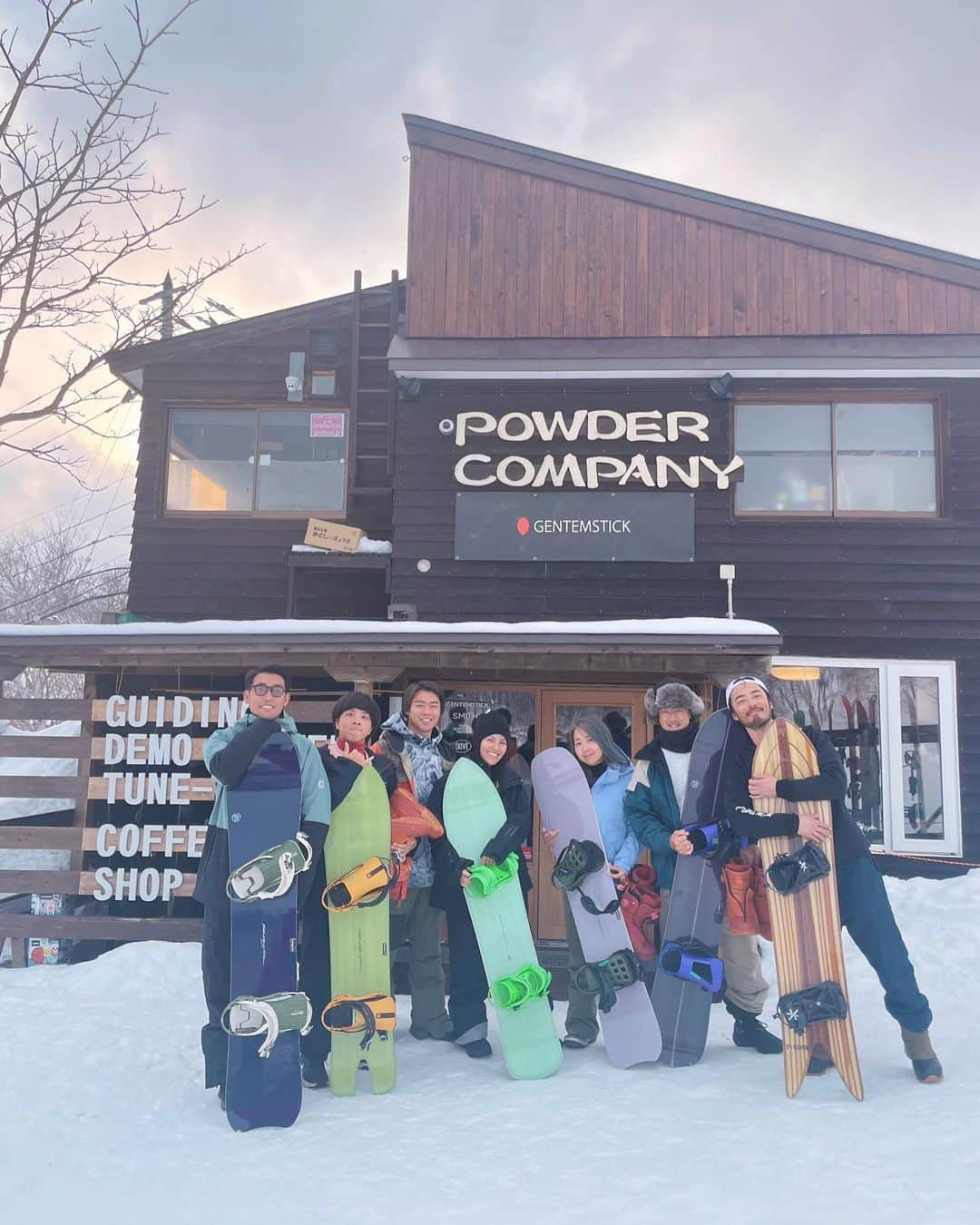 清宮佑美さんのインスタグラム写真 - (清宮佑美Instagram)「Nisekoにまたまた行ってきました！🏔🏂 今回はアンヌプリにある @powder_company_niseko で憧れの @gentemstick を試乗させて貰いました！🏂✨ 気になってた板を3本試乗出来て 来シーズン用に #ゲンテン オーダー完了！🥹💕 家族、親戚を巻き込み みんなで どハマり🤣🤣 しっかり家族総出でオーダーさせて貰いました🫡❄️  ニセコは雪も温泉もご飯も景色も街も何もかも最高！😍🥹 また行きたい〜🫶🏽🫶🏽🫶🏽  #北海道 #Niseko #ニセコ #gentemstick #powdercompany #powdercompanyniseko #dakine_japan #ゲンテンスティック #ダカイン」2月28日 17時20分 - yuumi_seimiya