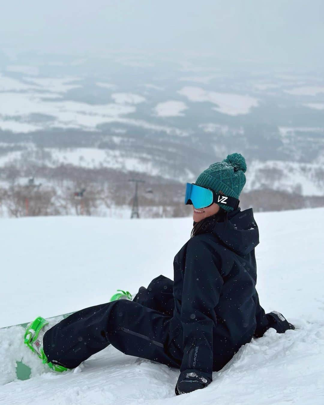 清宮佑美さんのインスタグラム写真 - (清宮佑美Instagram)「Nisekoにまたまた行ってきました！🏔🏂 今回はアンヌプリにある @powder_company_niseko で憧れの @gentemstick を試乗させて貰いました！🏂✨ 気になってた板を3本試乗出来て 来シーズン用に #ゲンテン オーダー完了！🥹💕 家族、親戚を巻き込み みんなで どハマり🤣🤣 しっかり家族総出でオーダーさせて貰いました🫡❄️  ニセコは雪も温泉もご飯も景色も街も何もかも最高！😍🥹 また行きたい〜🫶🏽🫶🏽🫶🏽  #北海道 #Niseko #ニセコ #gentemstick #powdercompany #powdercompanyniseko #dakine_japan #ゲンテンスティック #ダカイン」2月28日 17時20分 - yuumi_seimiya