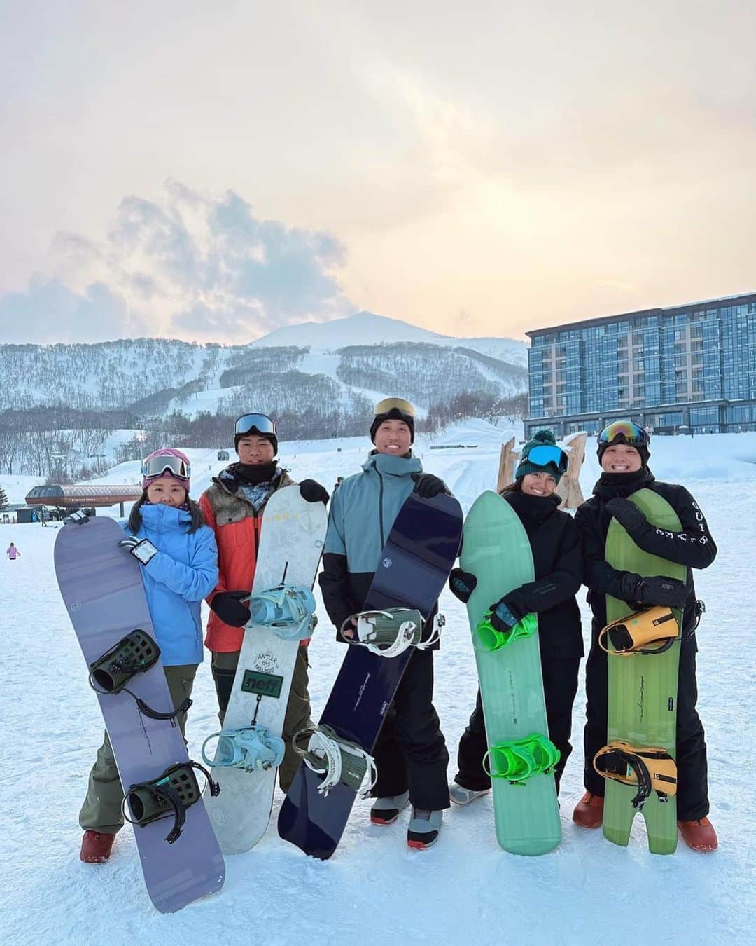 清宮佑美さんのインスタグラム写真 - (清宮佑美Instagram)「Nisekoにまたまた行ってきました！🏔🏂 今回はアンヌプリにある @powder_company_niseko で憧れの @gentemstick を試乗させて貰いました！🏂✨ 気になってた板を3本試乗出来て 来シーズン用に #ゲンテン オーダー完了！🥹💕 家族、親戚を巻き込み みんなで どハマり🤣🤣 しっかり家族総出でオーダーさせて貰いました🫡❄️  ニセコは雪も温泉もご飯も景色も街も何もかも最高！😍🥹 また行きたい〜🫶🏽🫶🏽🫶🏽  #北海道 #Niseko #ニセコ #gentemstick #powdercompany #powdercompanyniseko #dakine_japan #ゲンテンスティック #ダカイン」2月28日 17時20分 - yuumi_seimiya