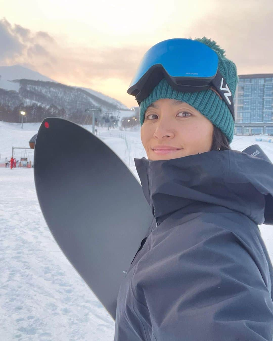 清宮佑美さんのインスタグラム写真 - (清宮佑美Instagram)「Nisekoにまたまた行ってきました！🏔🏂 今回はアンヌプリにある @powder_company_niseko で憧れの @gentemstick を試乗させて貰いました！🏂✨ 気になってた板を3本試乗出来て 来シーズン用に #ゲンテン オーダー完了！🥹💕 家族、親戚を巻き込み みんなで どハマり🤣🤣 しっかり家族総出でオーダーさせて貰いました🫡❄️  ニセコは雪も温泉もご飯も景色も街も何もかも最高！😍🥹 また行きたい〜🫶🏽🫶🏽🫶🏽  #北海道 #Niseko #ニセコ #gentemstick #powdercompany #powdercompanyniseko #dakine_japan #ゲンテンスティック #ダカイン」2月28日 17時20分 - yuumi_seimiya