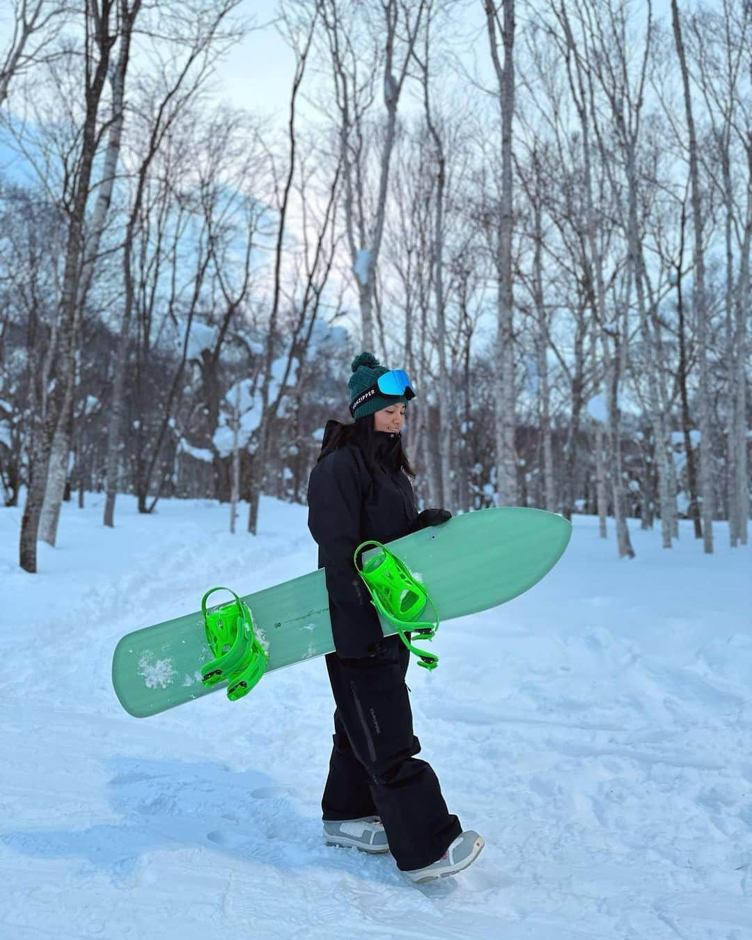 清宮佑美のインスタグラム：「Nisekoにまたまた行ってきました！🏔🏂 今回はアンヌプリにある @powder_company_niseko で憧れの @gentemstick を試乗させて貰いました！🏂✨ 気になってた板を3本試乗出来て 来シーズン用に #ゲンテン オーダー完了！🥹💕 家族、親戚を巻き込み みんなで どハマり🤣🤣 しっかり家族総出でオーダーさせて貰いました🫡❄️  ニセコは雪も温泉もご飯も景色も街も何もかも最高！😍🥹 また行きたい〜🫶🏽🫶🏽🫶🏽  #北海道 #Niseko #ニセコ #gentemstick #powdercompany #powdercompanyniseko #dakine_japan #ゲンテンスティック #ダカイン」