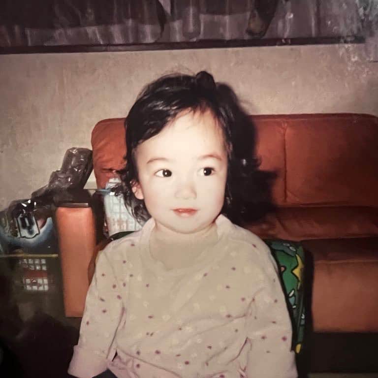 京佳のインスタグラム：「Found the pic at grandparent's house  How cheeky a baby ☁️」