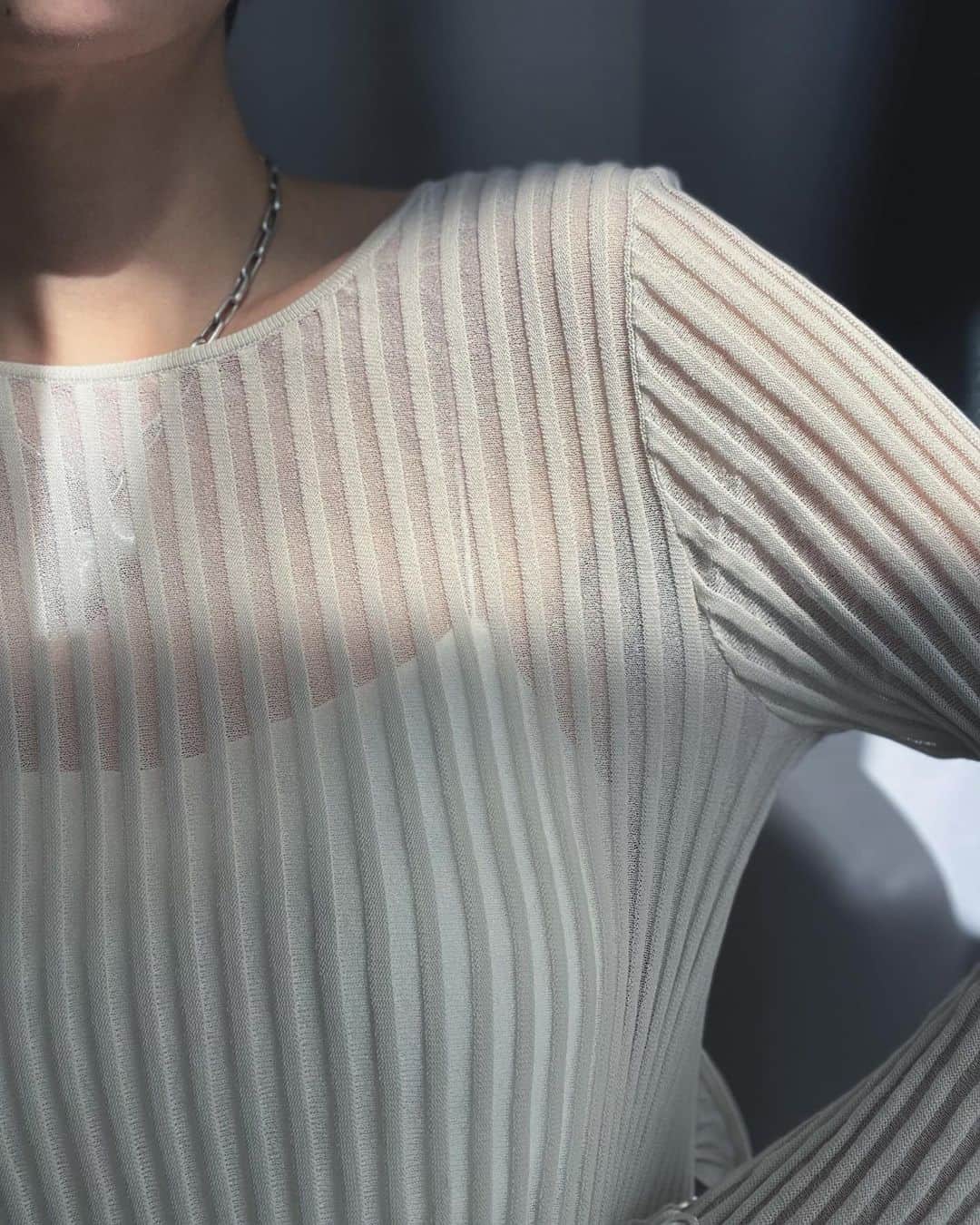 二ノ宮和佳子のインスタグラム：「Sheer rib @aewen_matoph   #sheer #凹凸 #背中バックリ開いてるよ」