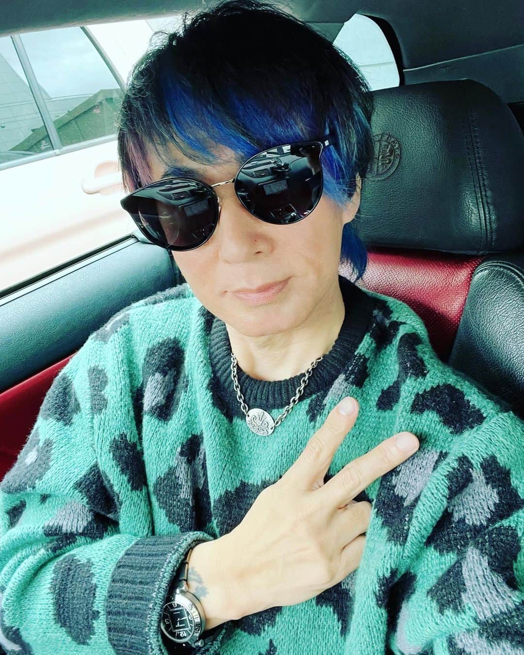 遠藤一馬のインスタグラム：「皆さん、お疲れ様❗️ 2月も終わりですね。  結構前から花粉が少しづつ飛んでますみたいに天気予報で言ってたよね？ 僕的に全然症状無くて、あれ今年大丈夫だなぁ..ひょっとして克服した？と思いきや😧  今日からが本番じゃん🤧  今年は飛散量が凄いらしいので花粉症の人は一緒に頑張って乗り切ろうね！😷  写真は先日のLIVE日の私服。 意外とその日は誰にも見られなかった気がするので写真載せよっと😅  #alfagt #leopard #green」