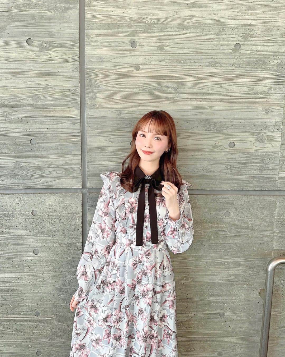 山根千佳のインスタグラム：「. . 衣装も春らしくなってきました🧸🌸  @emiriawiz_official さんのワンピは いつもサイズ感ぴったりで華やか🫠 アクセサリーも高級感漂うキラキラ…💍  @sachiemon ちゃん いつもありがとう！！！  昨日は三月場所の番付発表も！！ ずっと昔から推しているキリバが新関脇😳 そして新入幕には金峰山関や北青鵬関も！ 頼もしい若手が力をつけてきましたね〜！ 朝乃山関は再入幕なりませんでしたが、 きっと大勝ちして五月場所では幕内の いい番付の位置で見られるのではないか…と 今からわくわくしています🕊 . . #emiriawiz #エミリアウィズ  #ワンピース #ワンピースコーデ  #春コーデ #春服コーデ #リボン  #アクセサリー #ゴールドアクセサリー  #ゴールドピアス #ゴールドリング  #パールピアス #ダイヤモンドリング  #ミディアム #ミディアムヘア #山根千佳」
