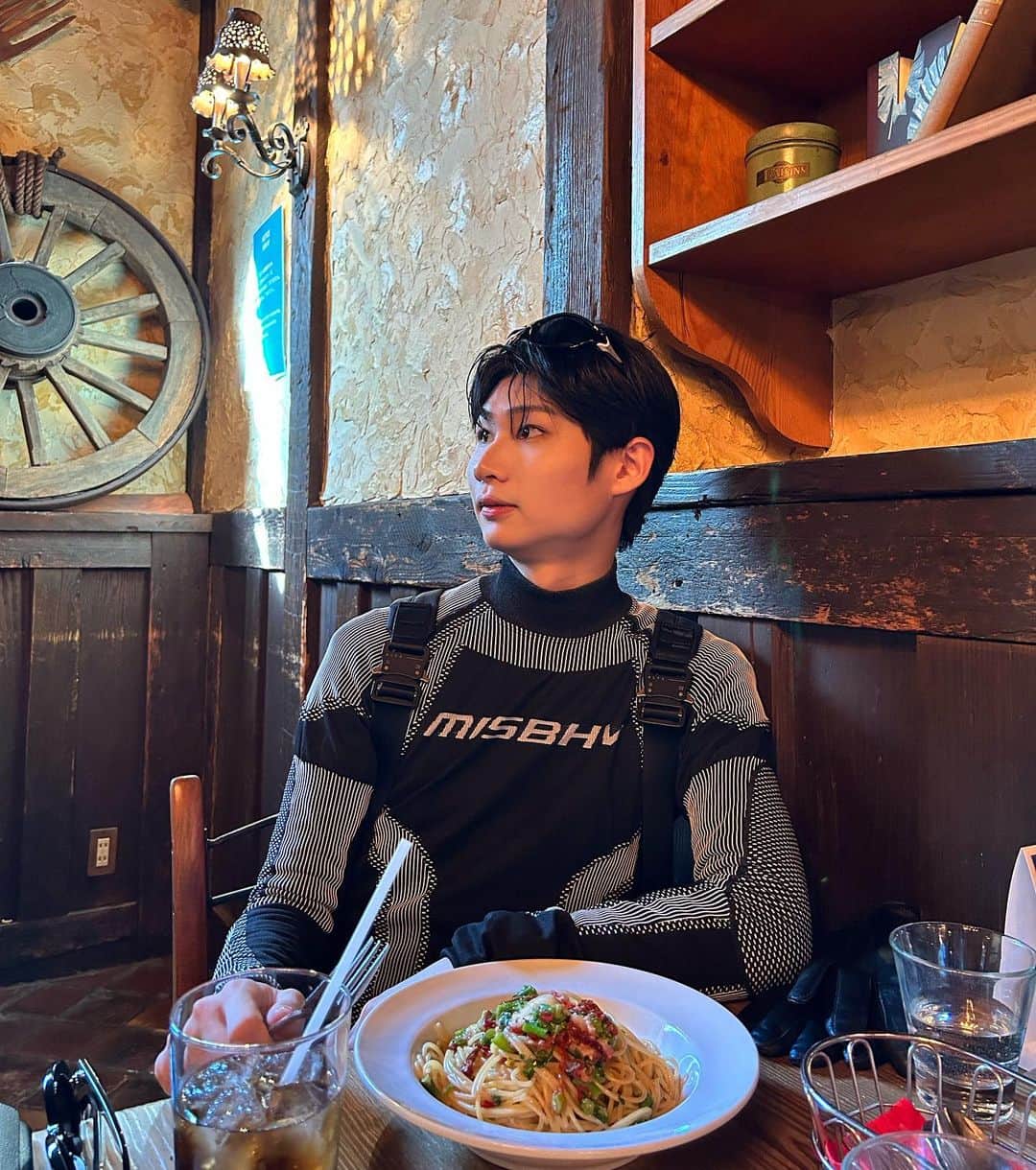 鈴木志音のインスタグラム：「好みのご飯屋さん見つけてテンション上がってました🇮🇹👨🏻‍🍳  photo by @seitarou_yogayo 🐺   #おんおん日記」