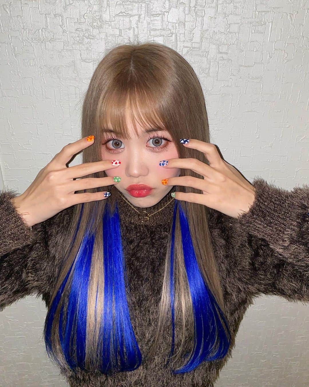 あいなんのインスタグラム：「イメチェンした髪の毛どう？？？💙💙💙」