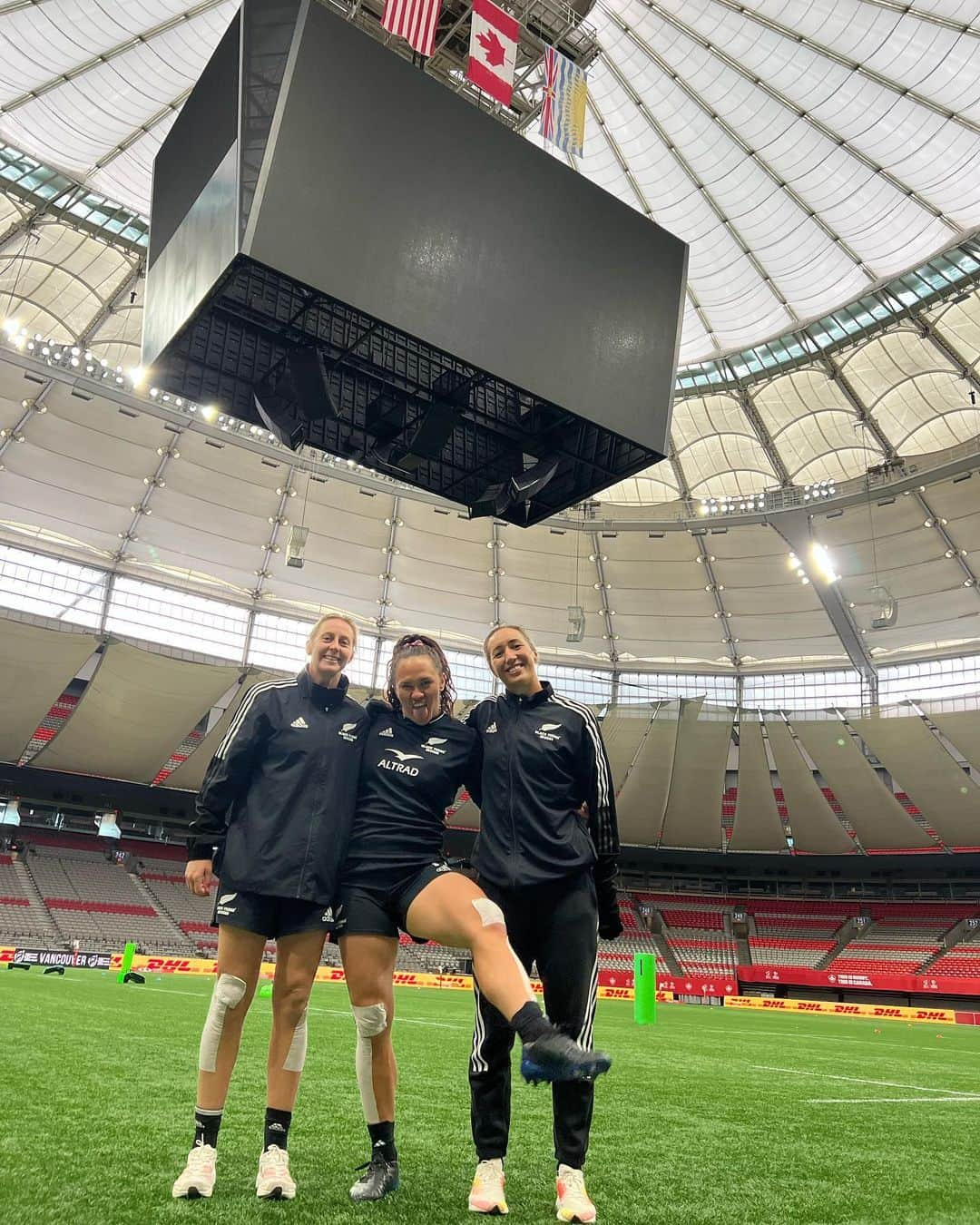 ポーシャ・ウッドマンのインスタグラム：「Still snowing here so we’re very lucky we got to train inside @bcplacestadium」