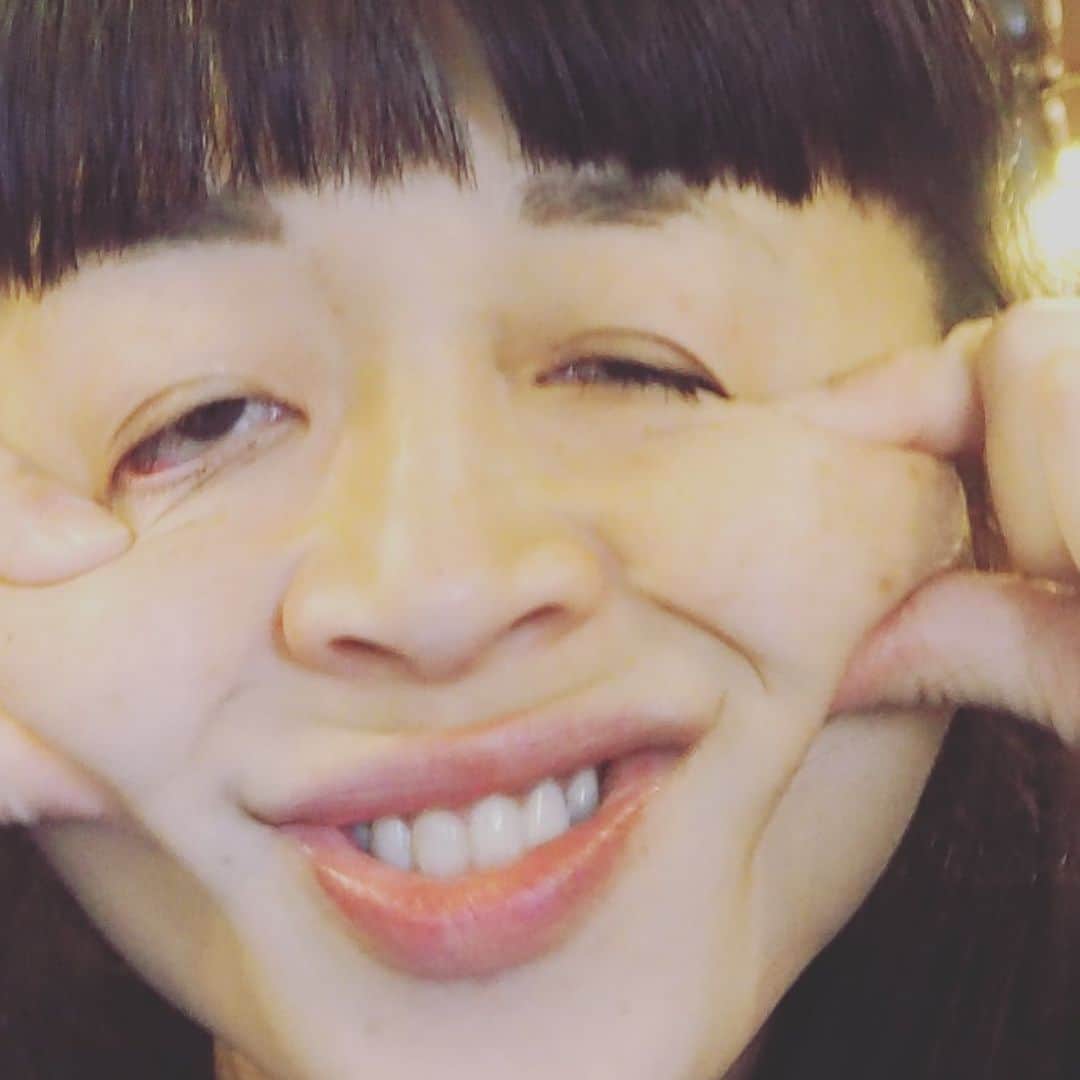 YOPPYのインスタグラム：「.  ねむい  手を使うって事はずるい奴です」