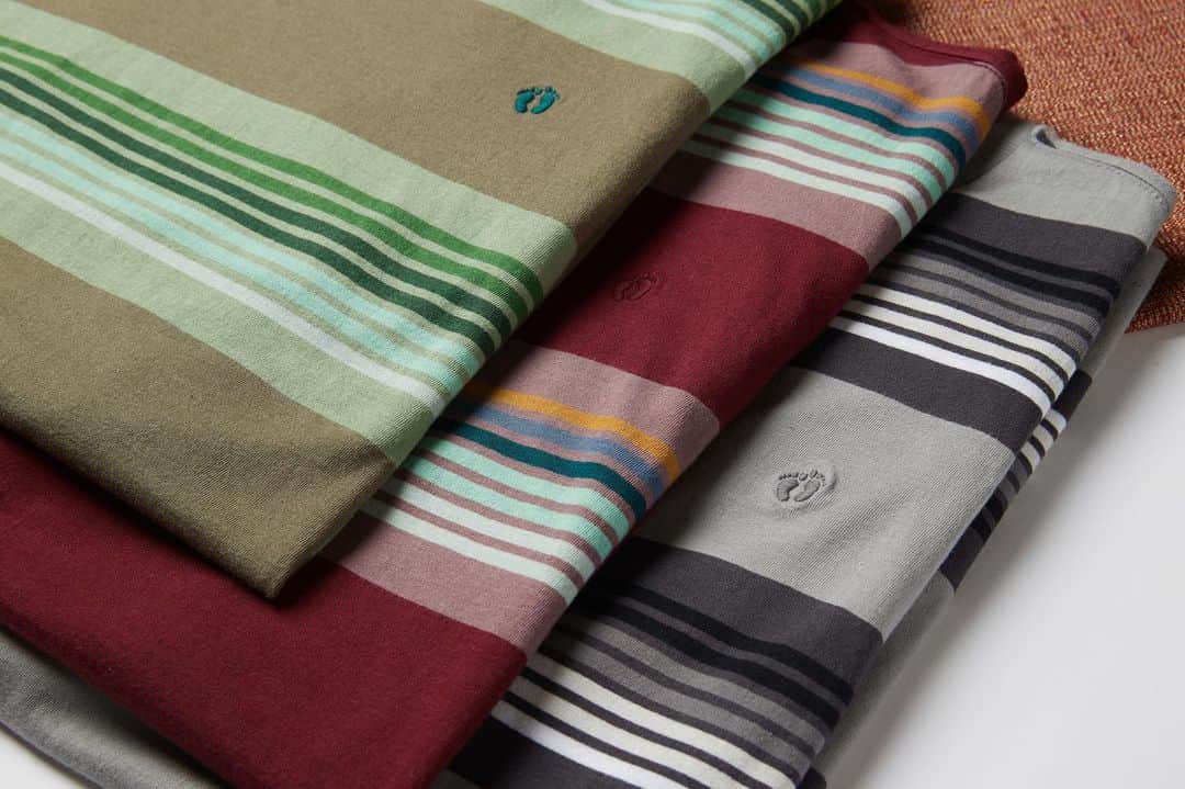 ハンテンのインスタグラム：「Stay stylish in our iconic striped tees, featuring a soft knit feel and that classic Hang Ten logo.  Link in bio to shop.  #HangTen #FollowTheFeet」