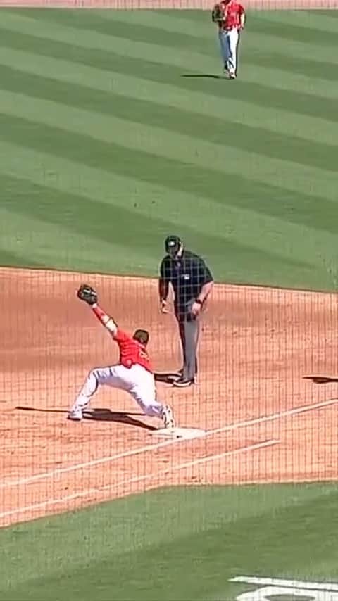 ジャスティン・ターナーのインスタグラム：「#StretchOutToCatchOut」